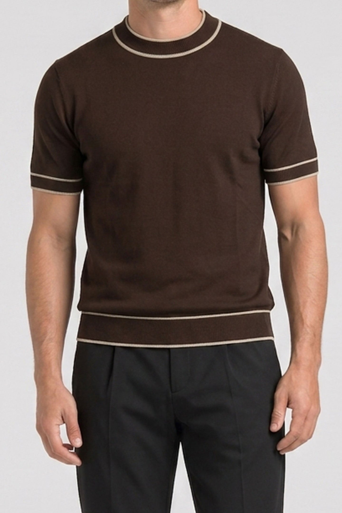 Herre brun strikket T-shirt med normal pasform og rund hals, kontrastkant