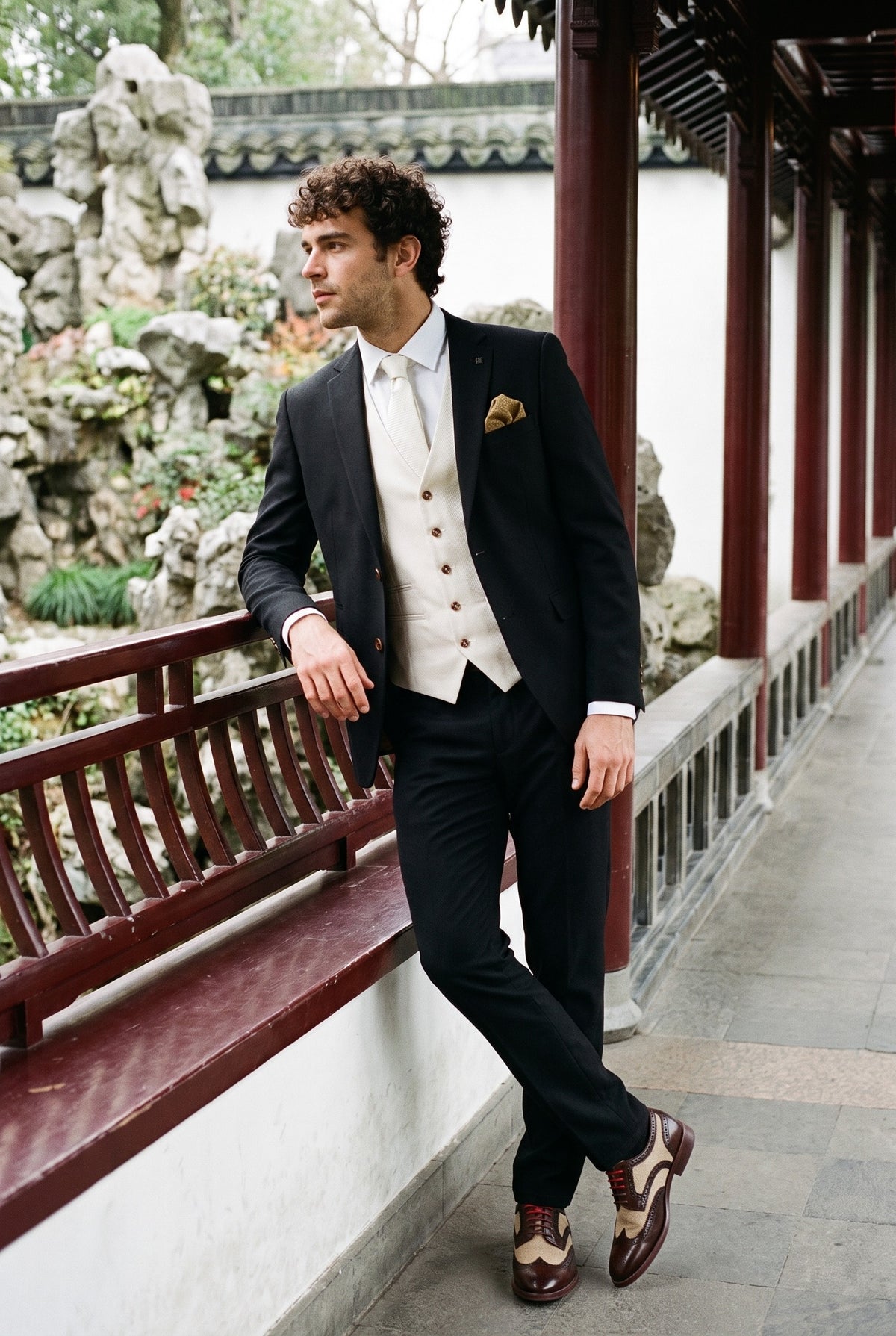 Look #1005 styled with Mayfair - Herre 3-delt sort jakkesæt med cremefarvet vest