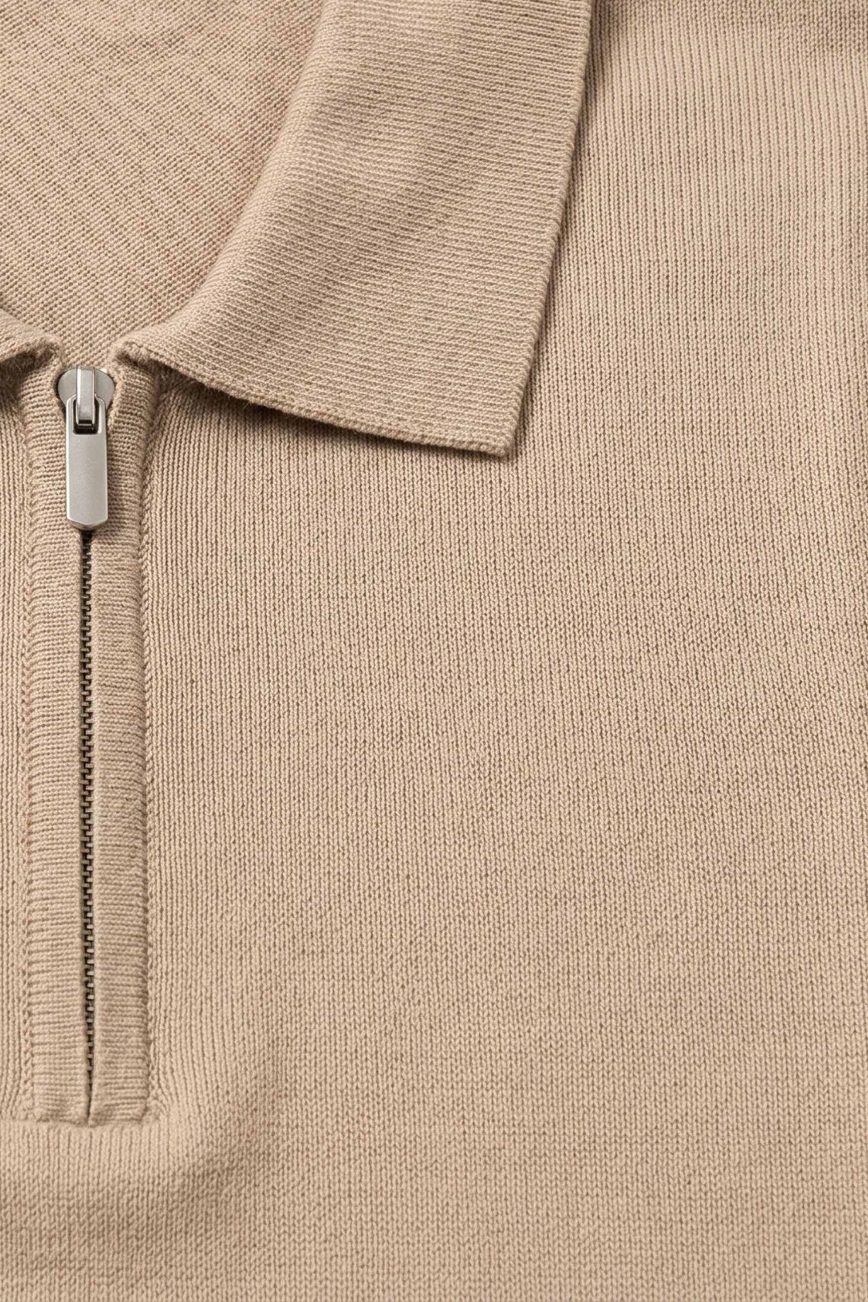 Beige strikket poloshirt med lynlås til mænd