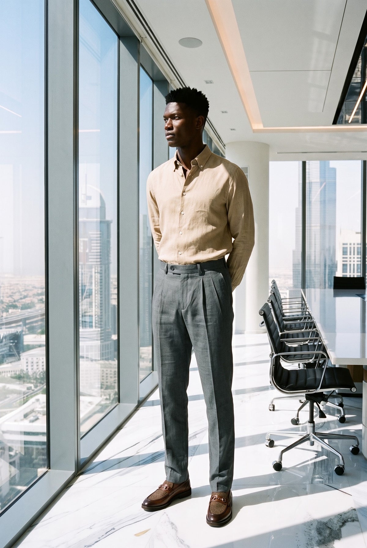 Look #1026 styled with Herre kamelbrun skjorte i ren hør med lange ærmer og knaplukning til sommer