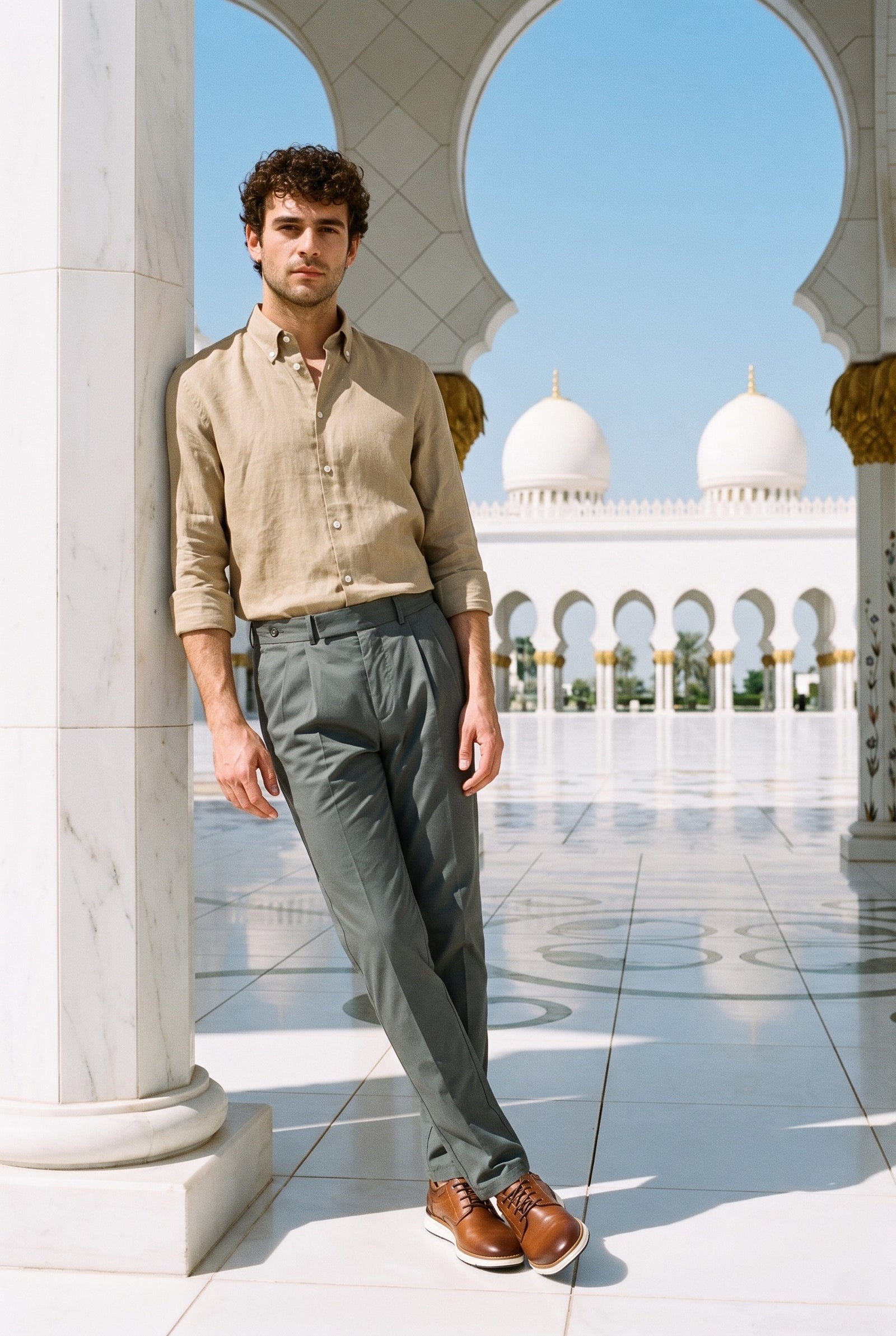 Look #1020 styled with Herreskjorte i mørk beige hør med lange ærmer og knapper i sommerstil
