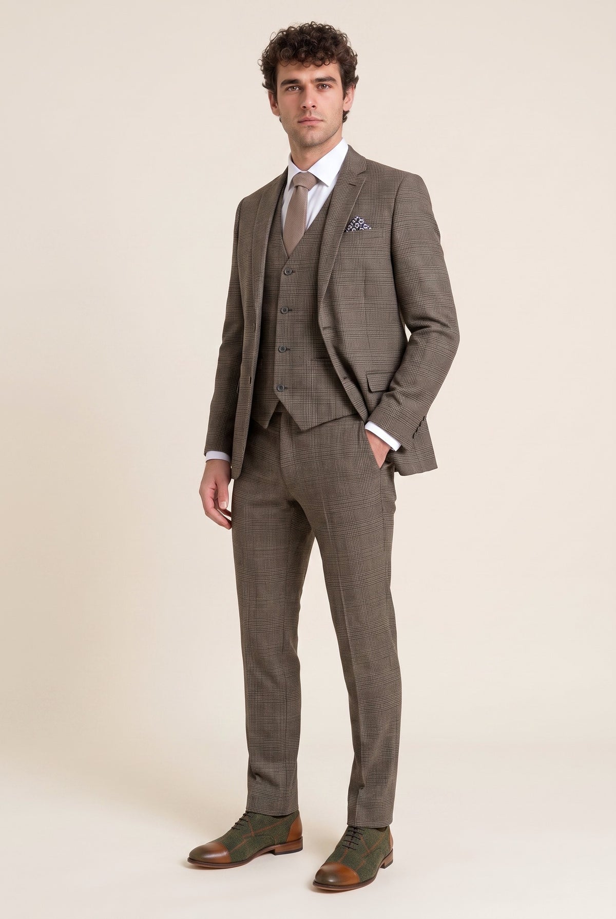 Look #603 styled with Herrejakkesæt med slim fit og klassisk ternet 3-delt tøj i brunt