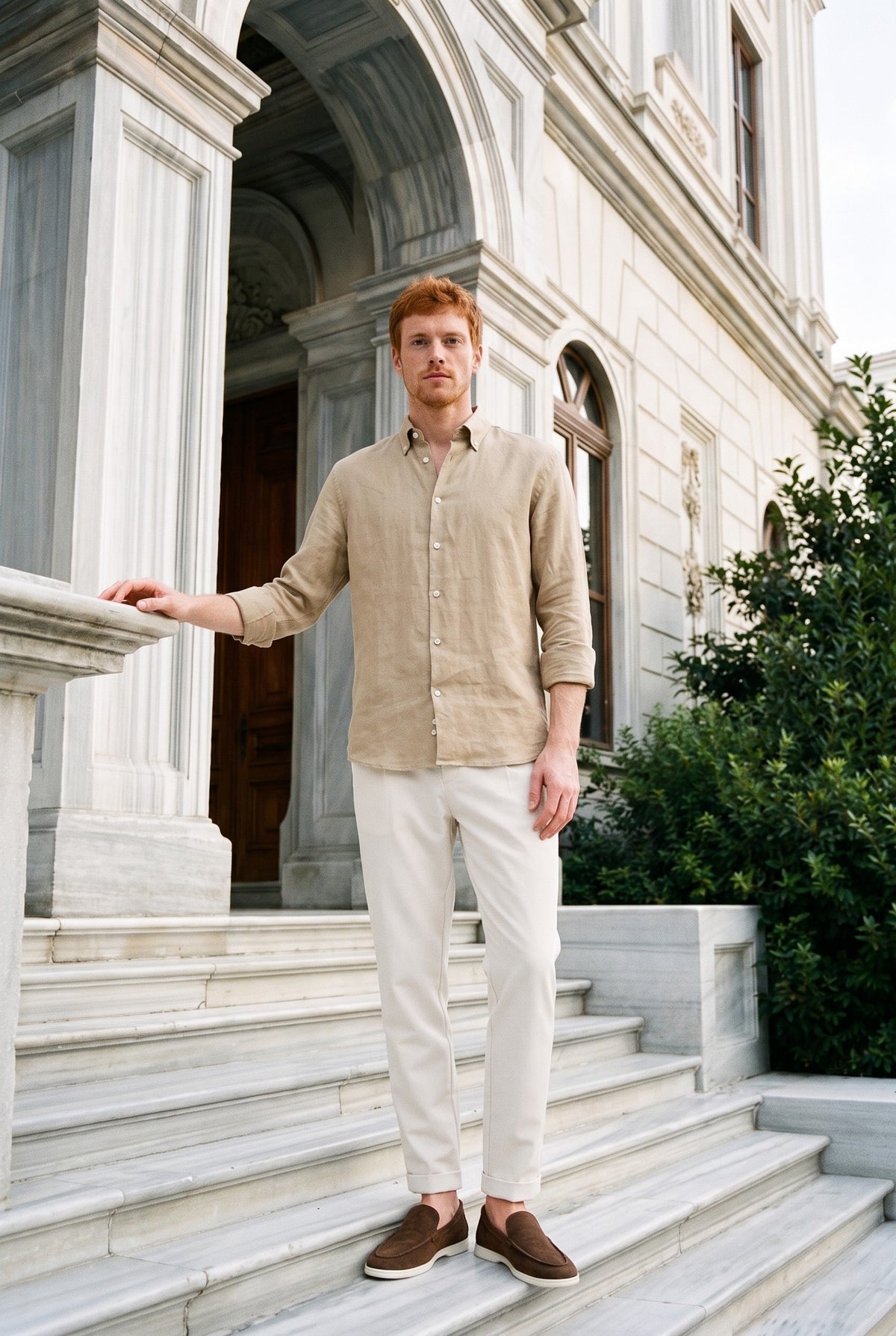 Look #1025 styled with Herreskjorte i mørk beige hør med lange ærmer og knapper i sommerstil