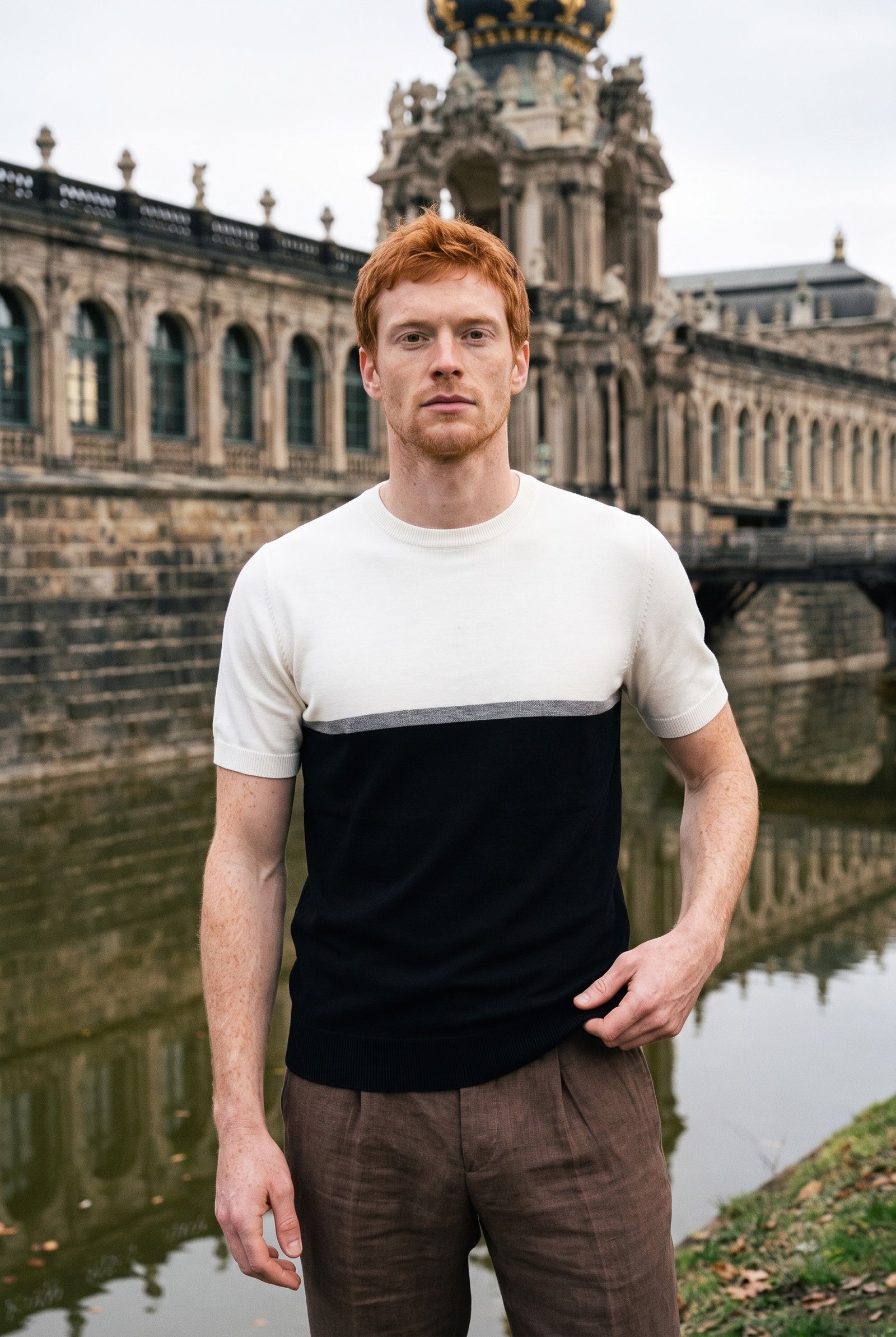 Look #879 styled with Hvid og sort strikket T-shirt med farveblok til mænd