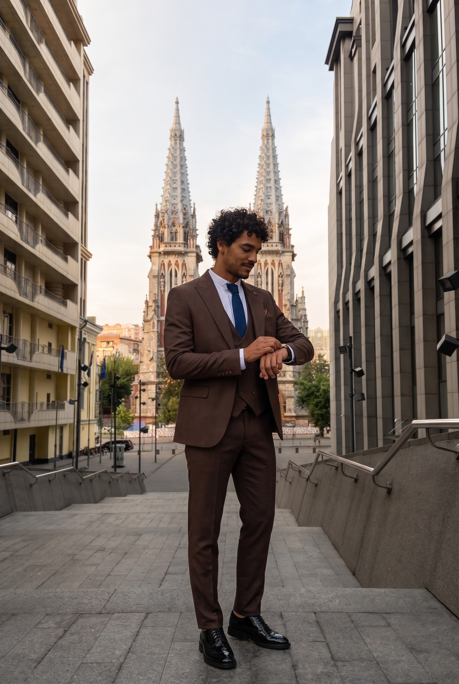 Look #305 styled with IM32 - Ensfarvet mørkebrunt 3-delt herrejakkesæt
