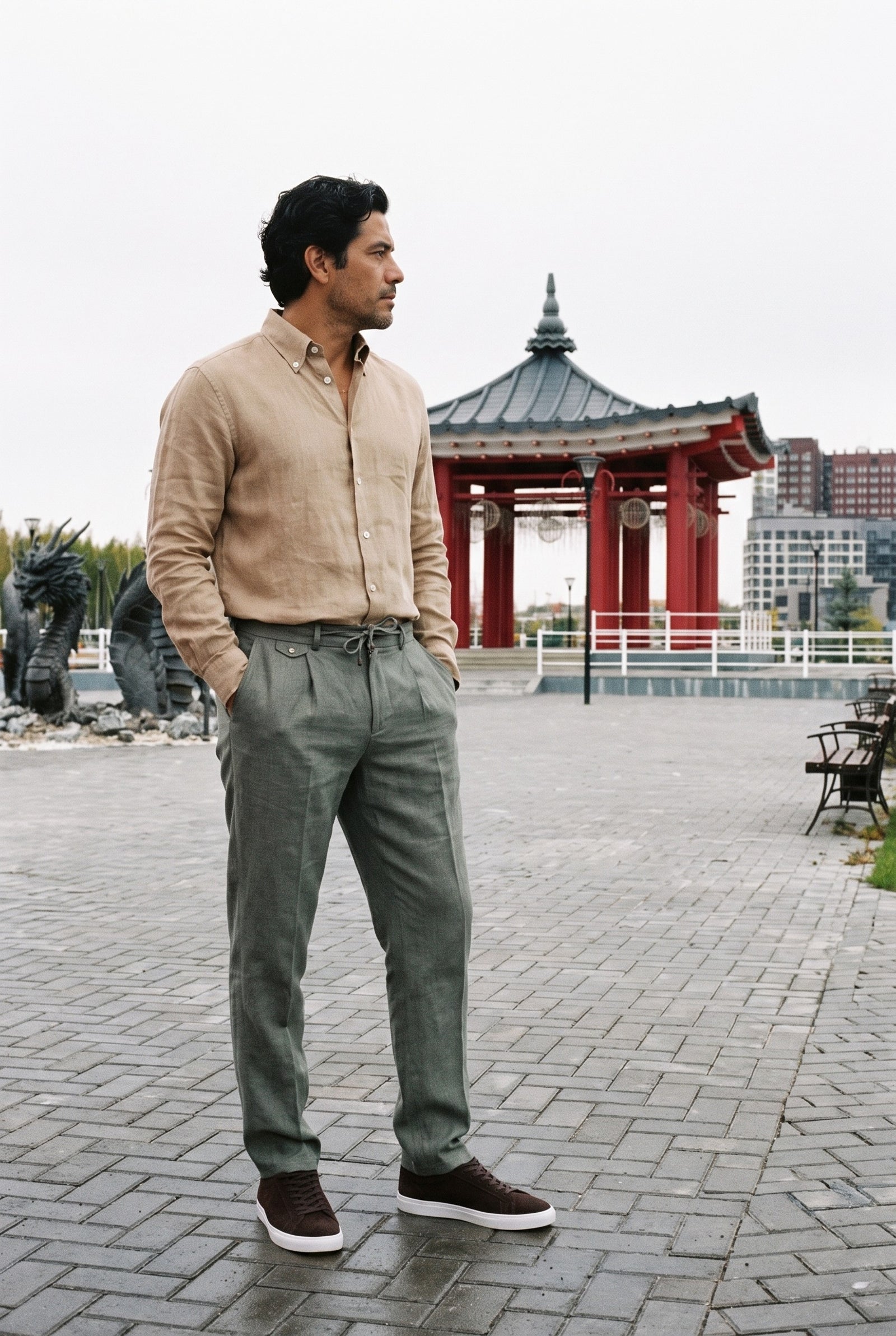 Look #1030 styled with Herre kamelbrun skjorte i ren hør med lange ærmer og knaplukning til sommer