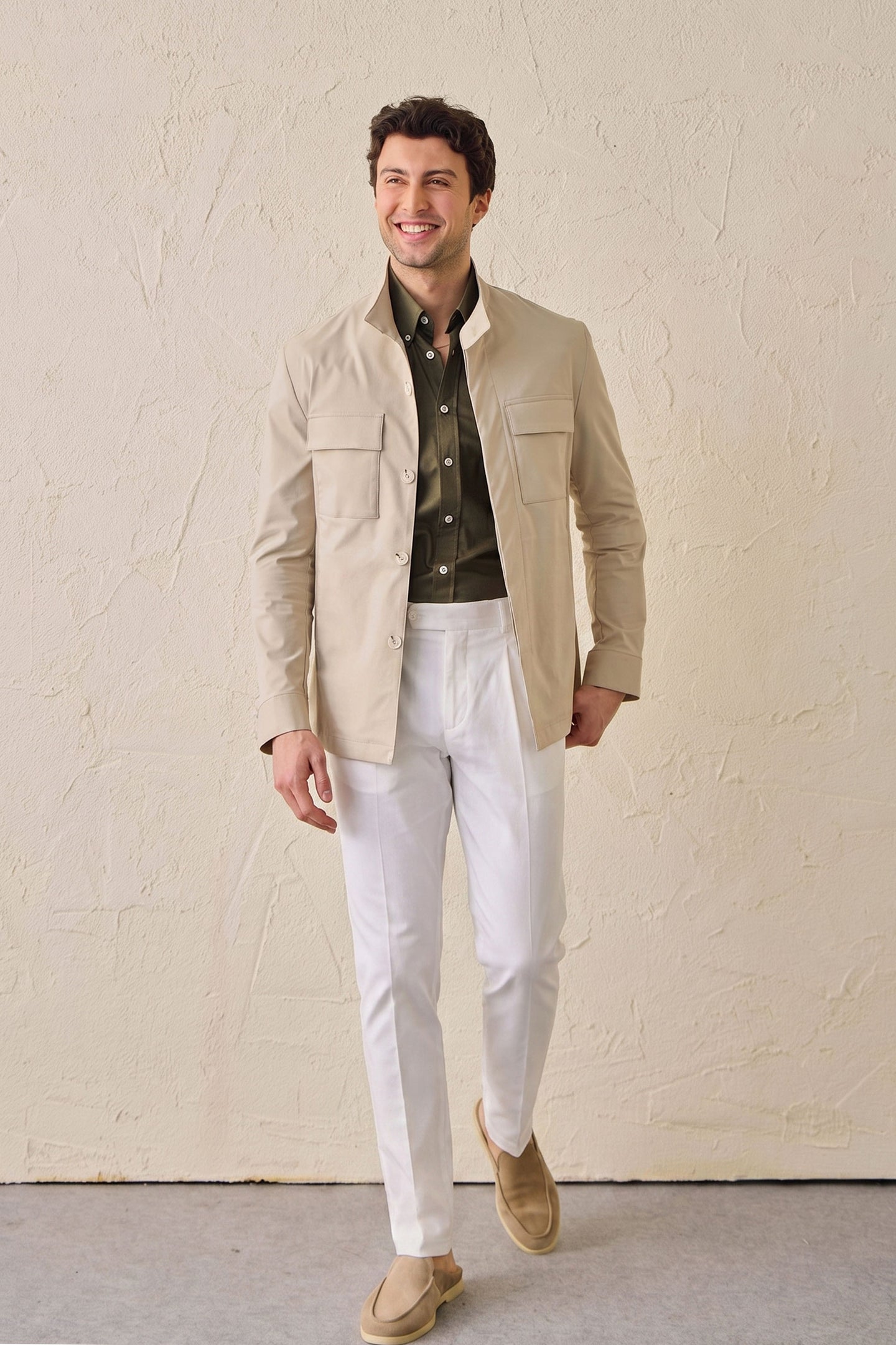 Herresæt med beige safarijakke i bomuldsblanding og hvide bukser, smart og afslappet outfit