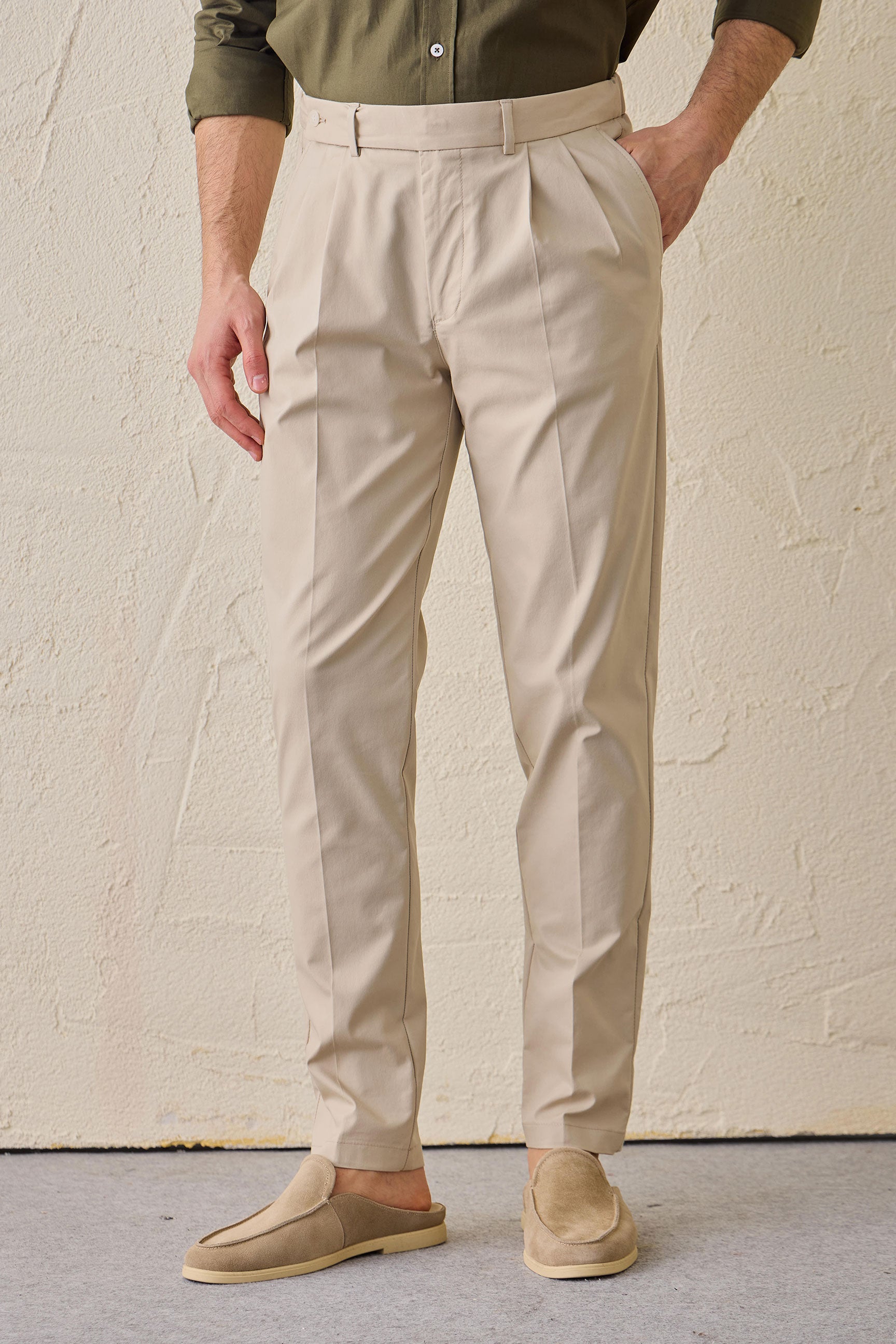 Beige smart casual 2-delt herresæt med safari-krave og stretch