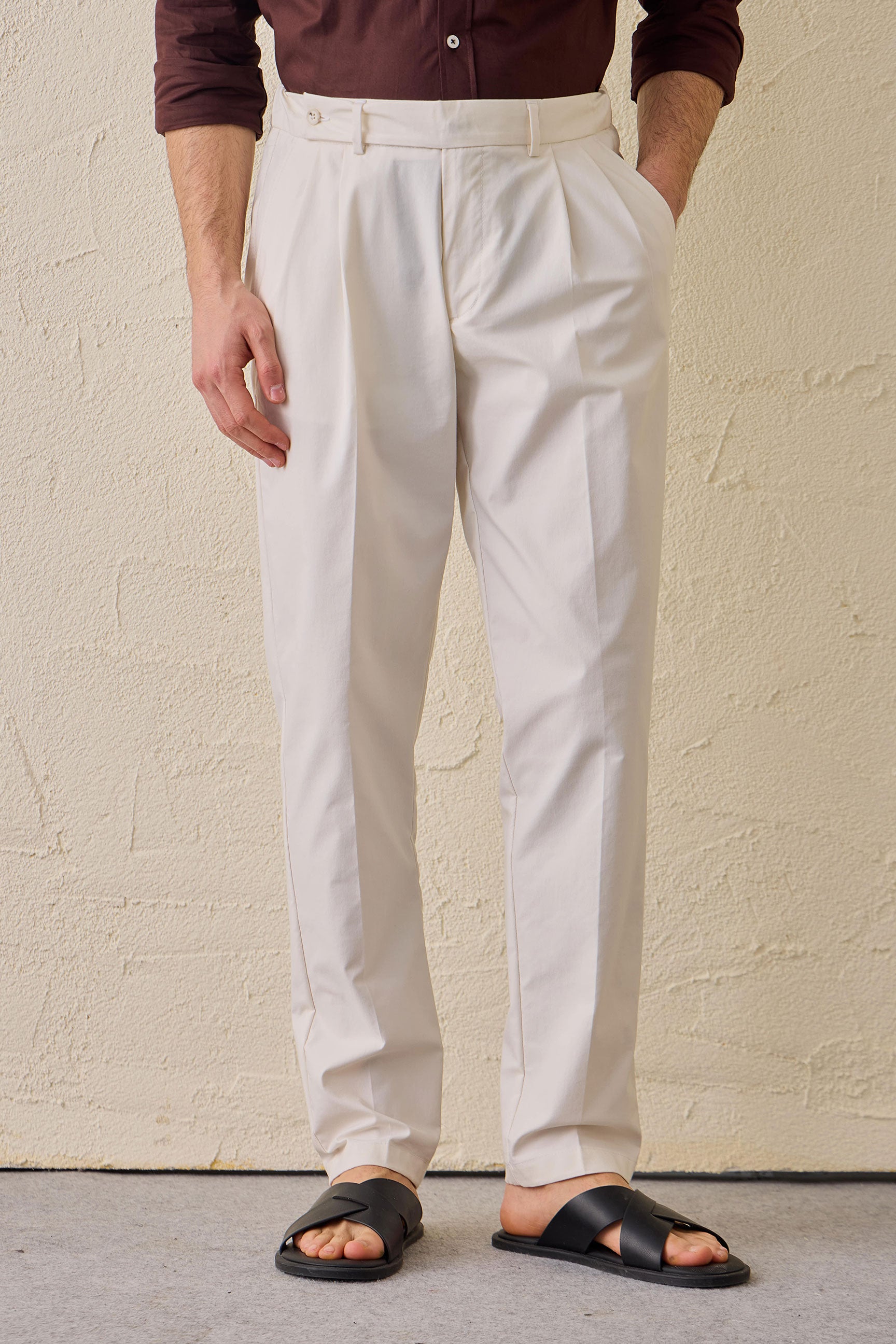 Hvidt smart casual 2-delt herresæt med safari-krave og stretch