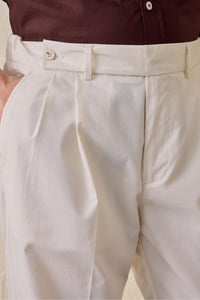 Hvidt smart casual 2-delt herresæt med safari-krave og stretch