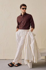 Hvidt smart casual 2-delt herresæt med safari-krave og stretch