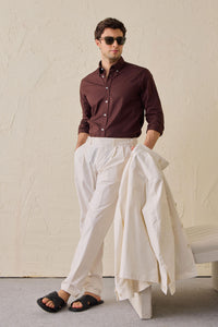 Hvidt smart casual 2-delt herresæt med safari-krave og stretch