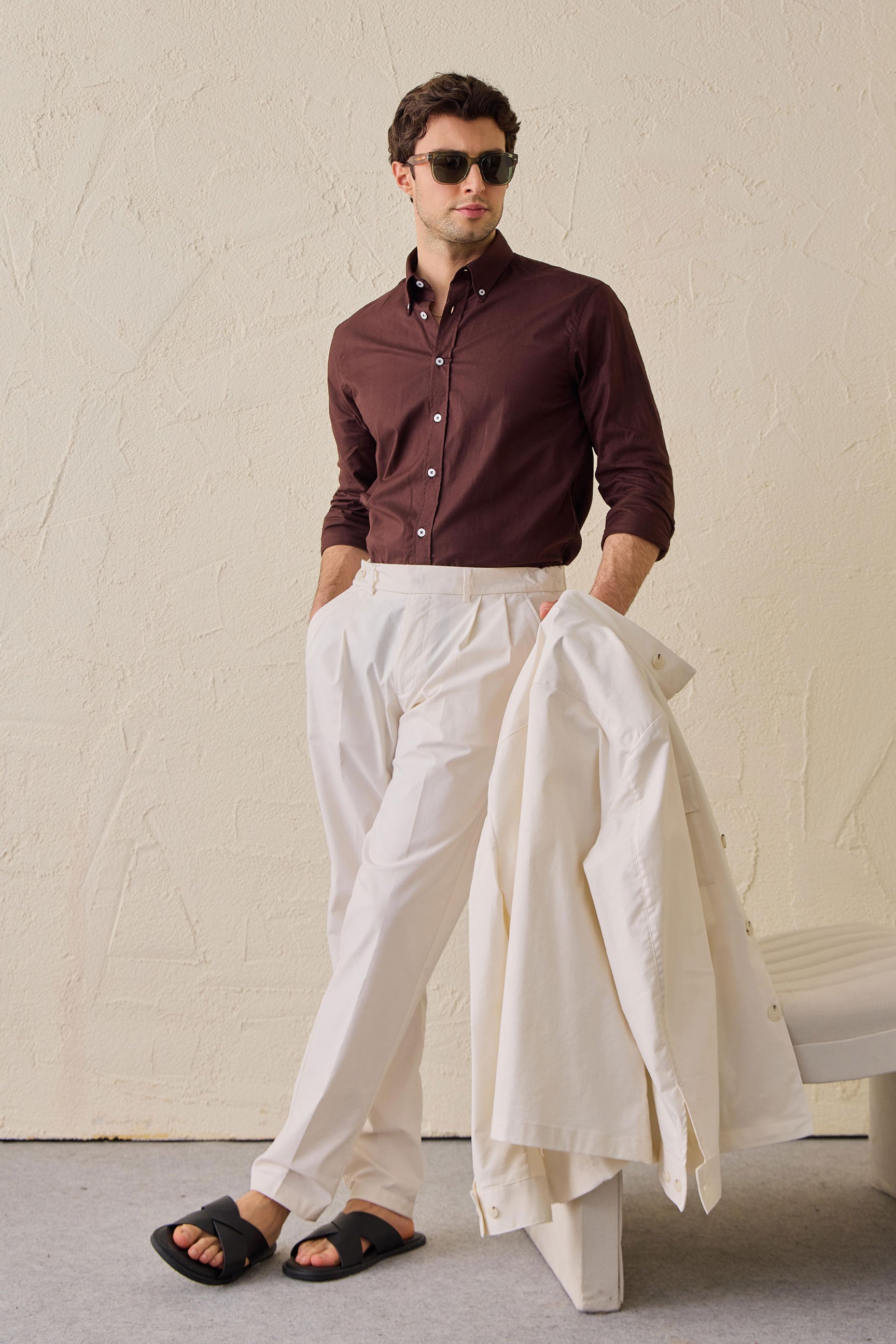 Hvidt smart casual 2-delt herresæt med safari-krave og stretch