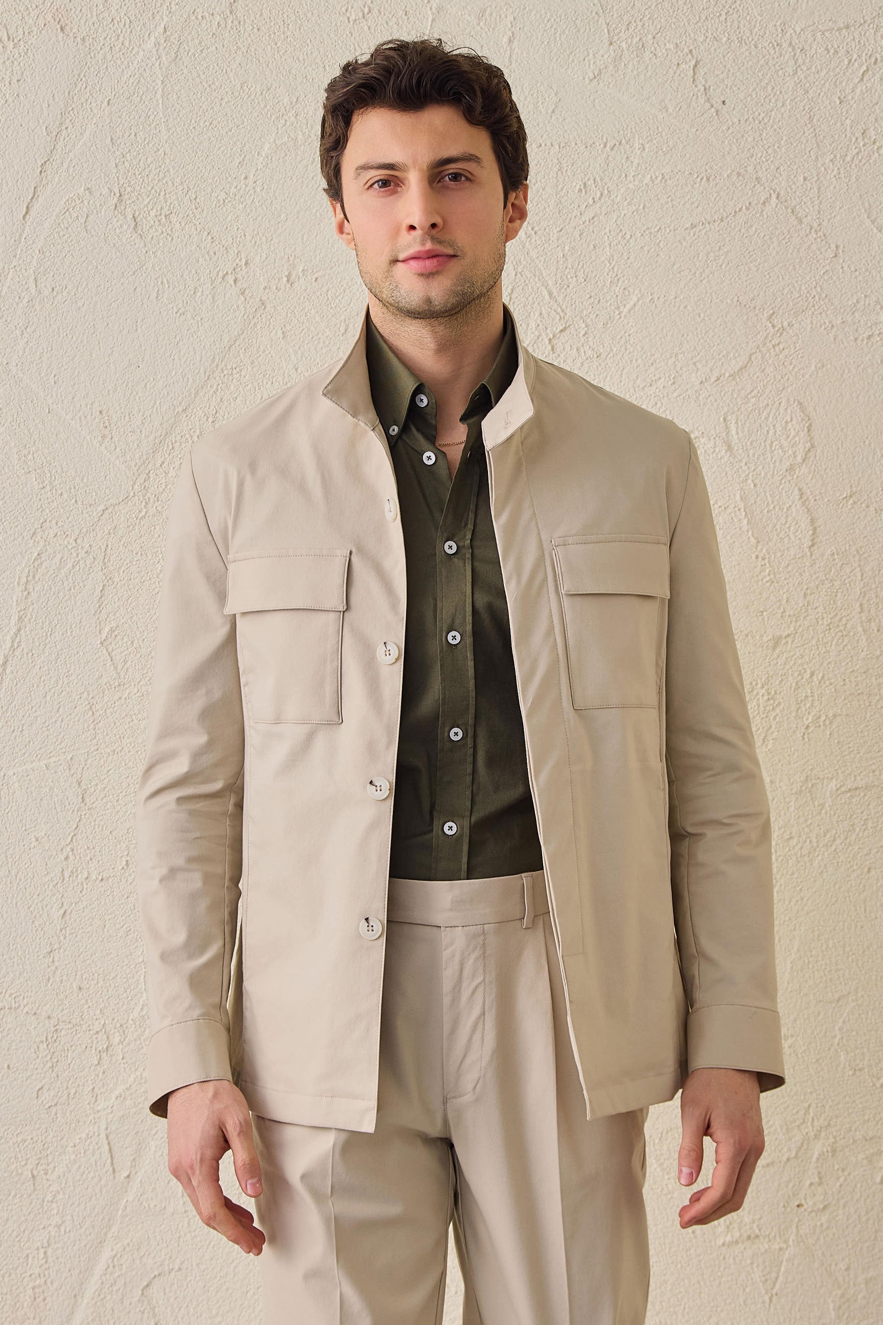 Beige smart casual 2-delt herresæt med safari-krave og stretch