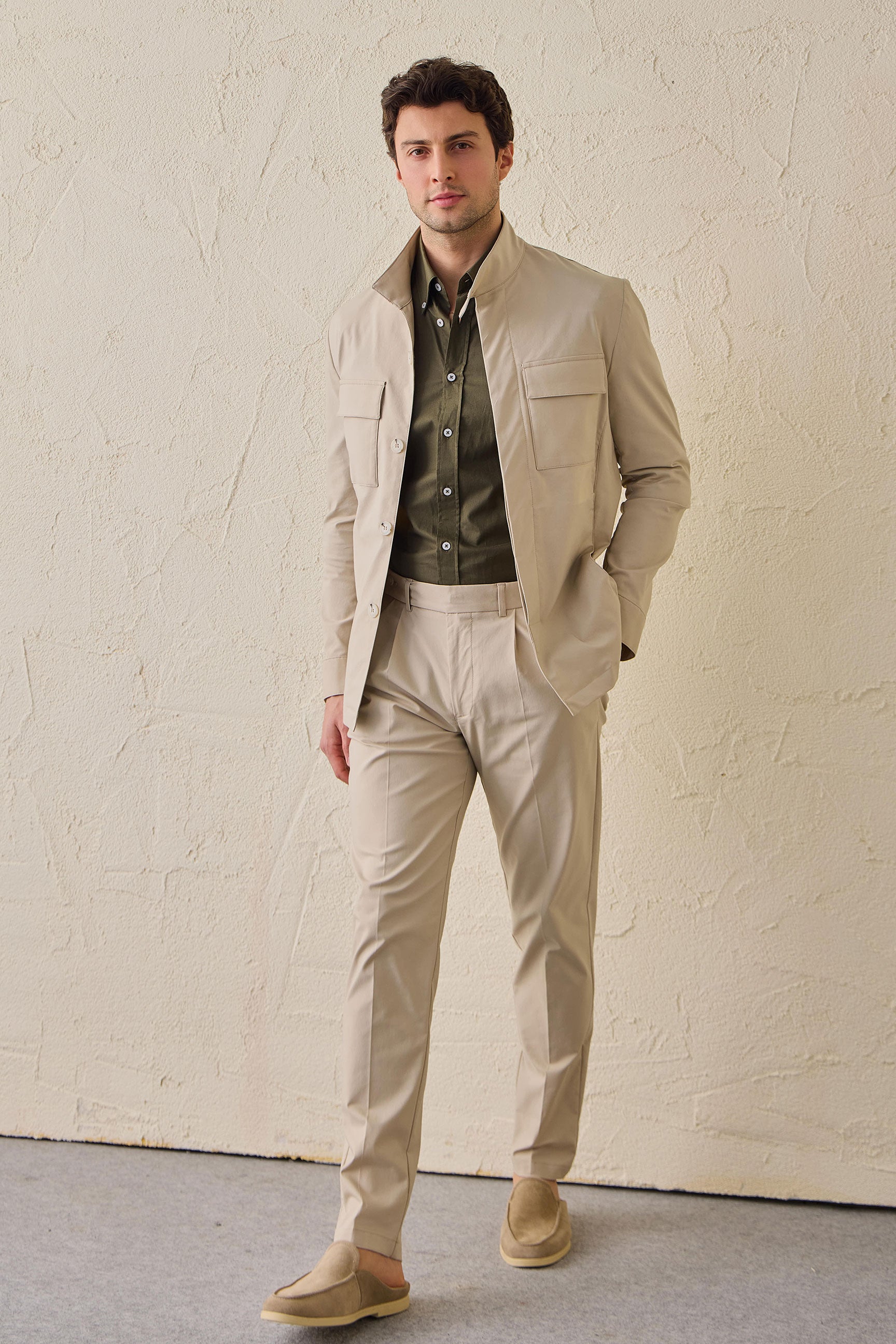 Beige smart casual 2-delt herresæt med safari-krave og stretch