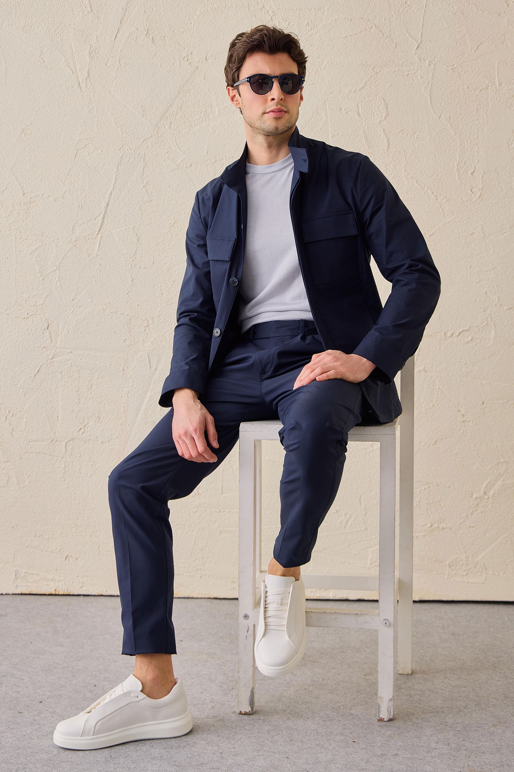 Herre marineblåt smart casual 2-delt jakkesæt med safari-krave og stretch