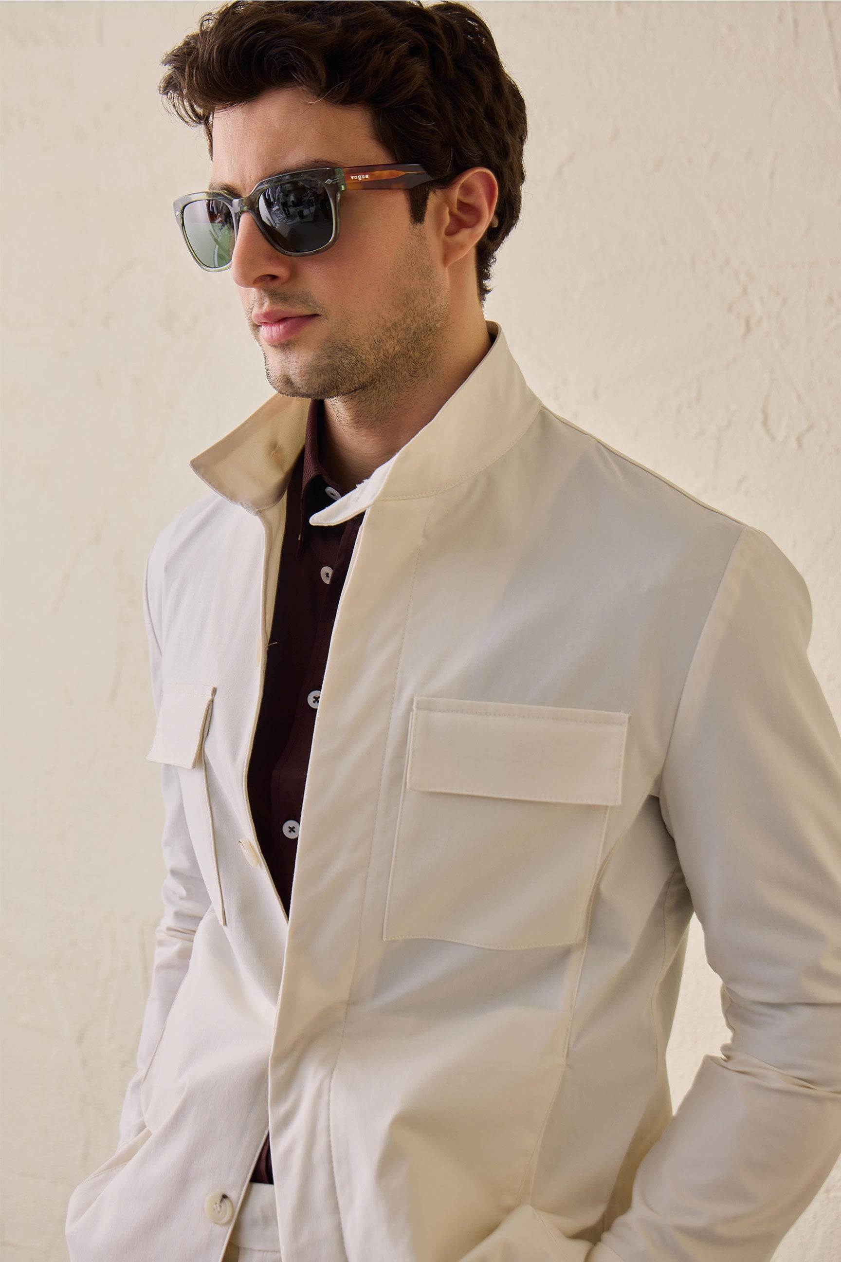 Hvidt smart casual 2-delt herresæt med safari-krave og stretch