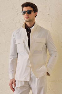 Hvidt smart casual 2-delt herresæt med safari-krave og stretch