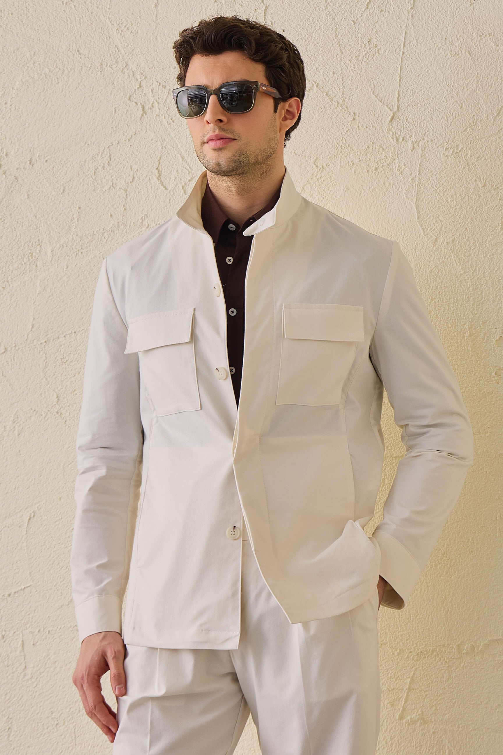 Hvidt smart casual 2-delt herresæt med safari-krave og stretch