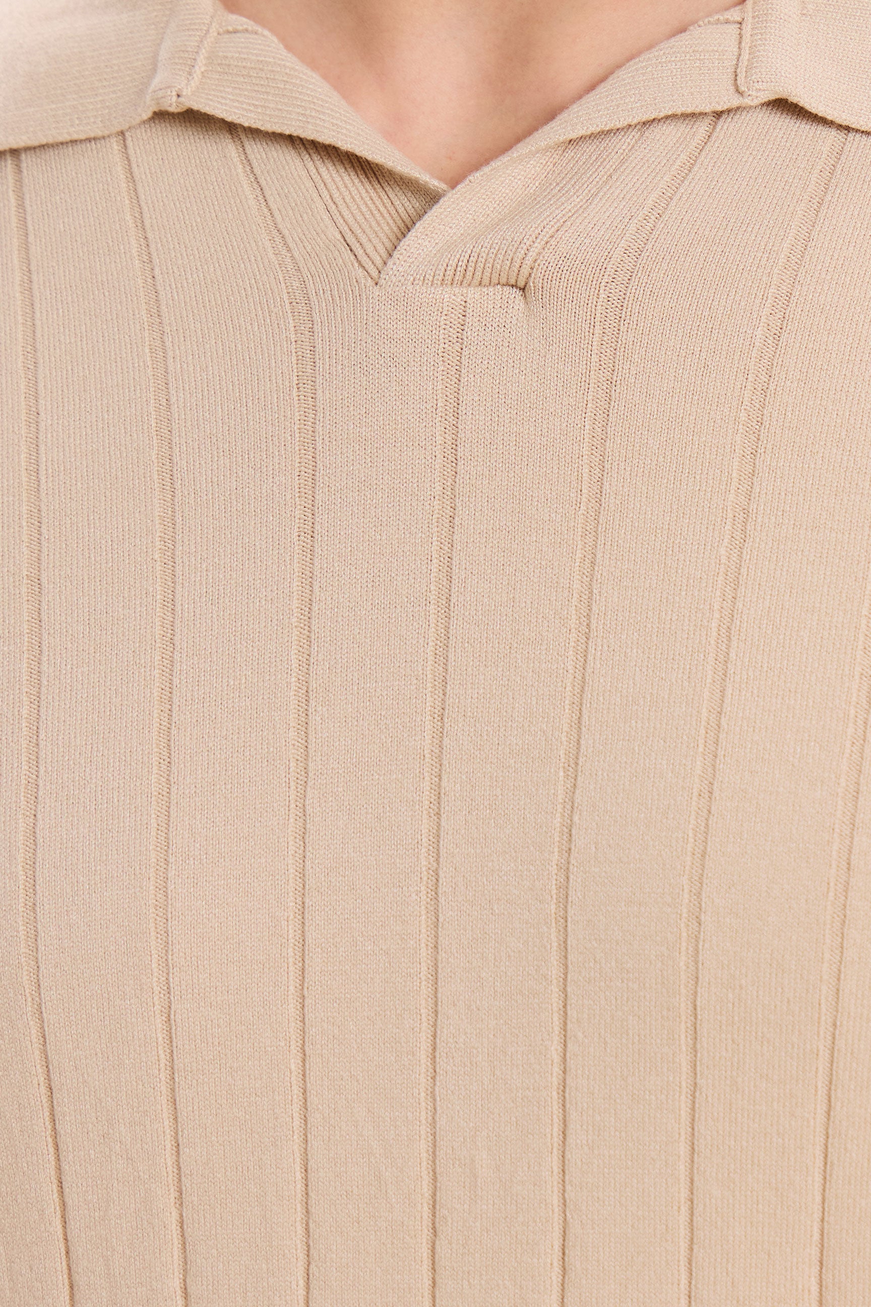 Beige ribbet poloshirt til mænd