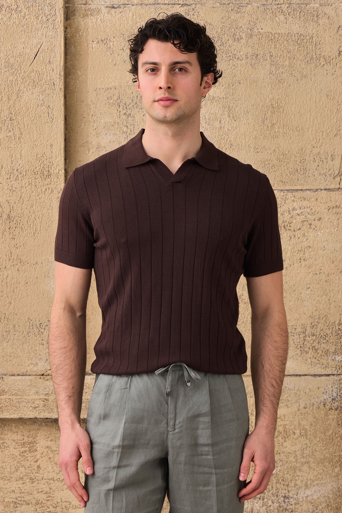 Brun ribbet poloshirt til mænd