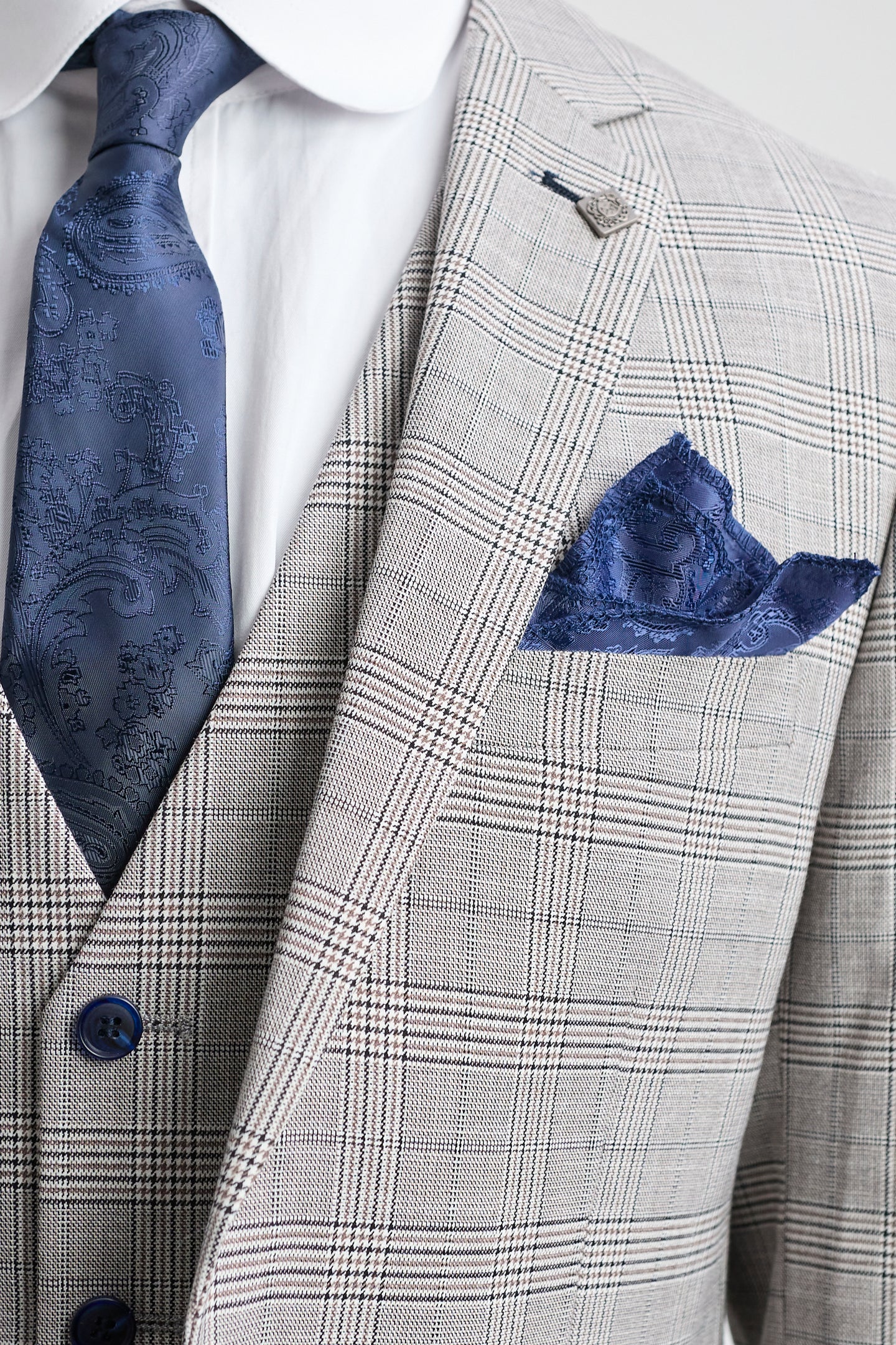 Hugo Herre Lysegråt 3-delt Jakkesæt med Marineblå Tern og Fløjlskanter