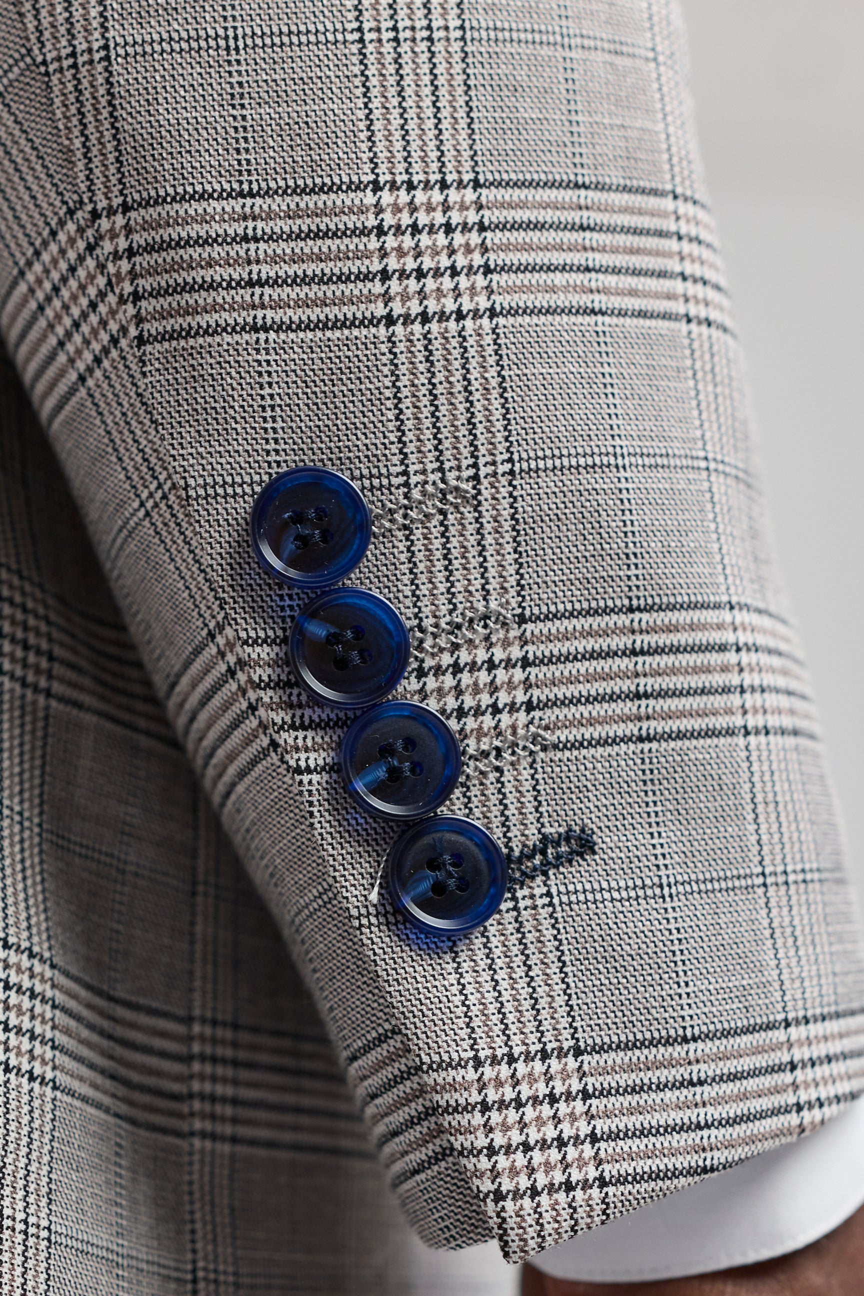 Hugo Herre Lysegråt 3-delt Jakkesæt med Marineblå Tern og Fløjlskanter