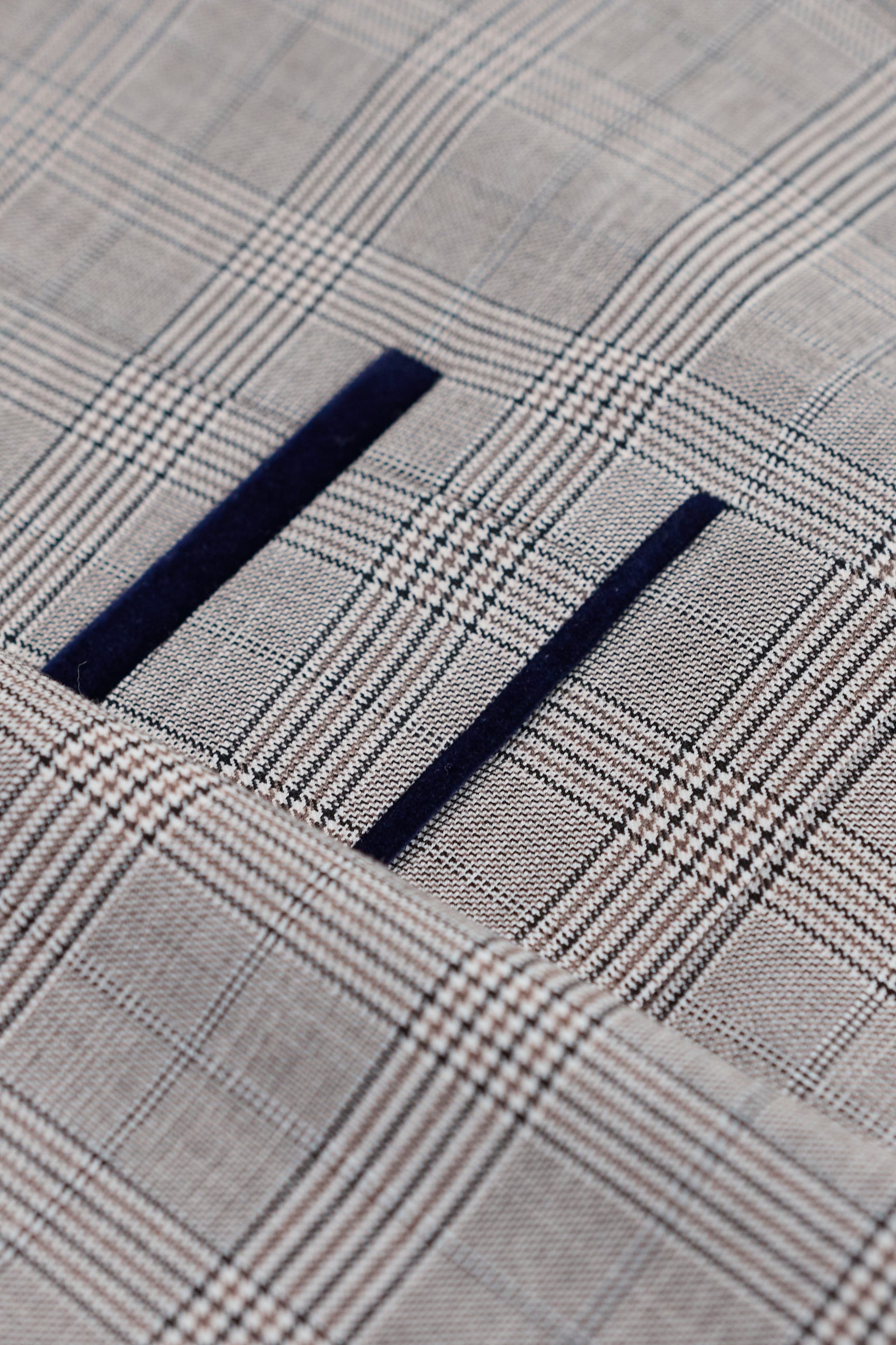 Hugo Herre Lysegråt 3-delt Jakkesæt med Marineblå Tern og Fløjlskanter