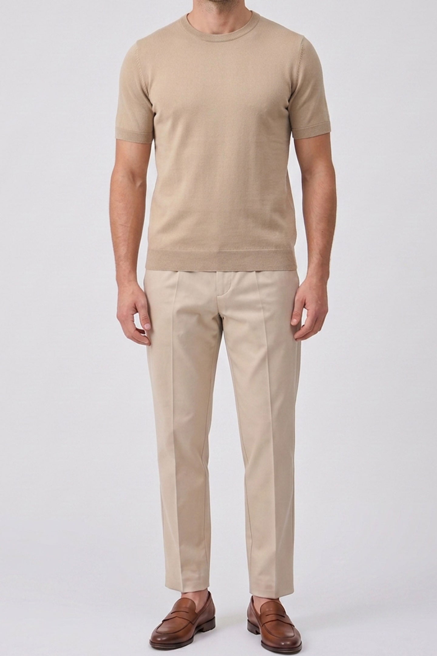 Beige strikket T-shirt til mænd med normal pasform og rund hals, korte ærmer