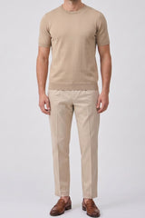 Beige strikket T-shirt til mænd med normal pasform og rund hals, korte ærmer