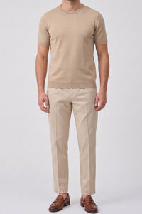 Beige strikket T-shirt til mænd med normal pasform og rund hals, korte ærmer