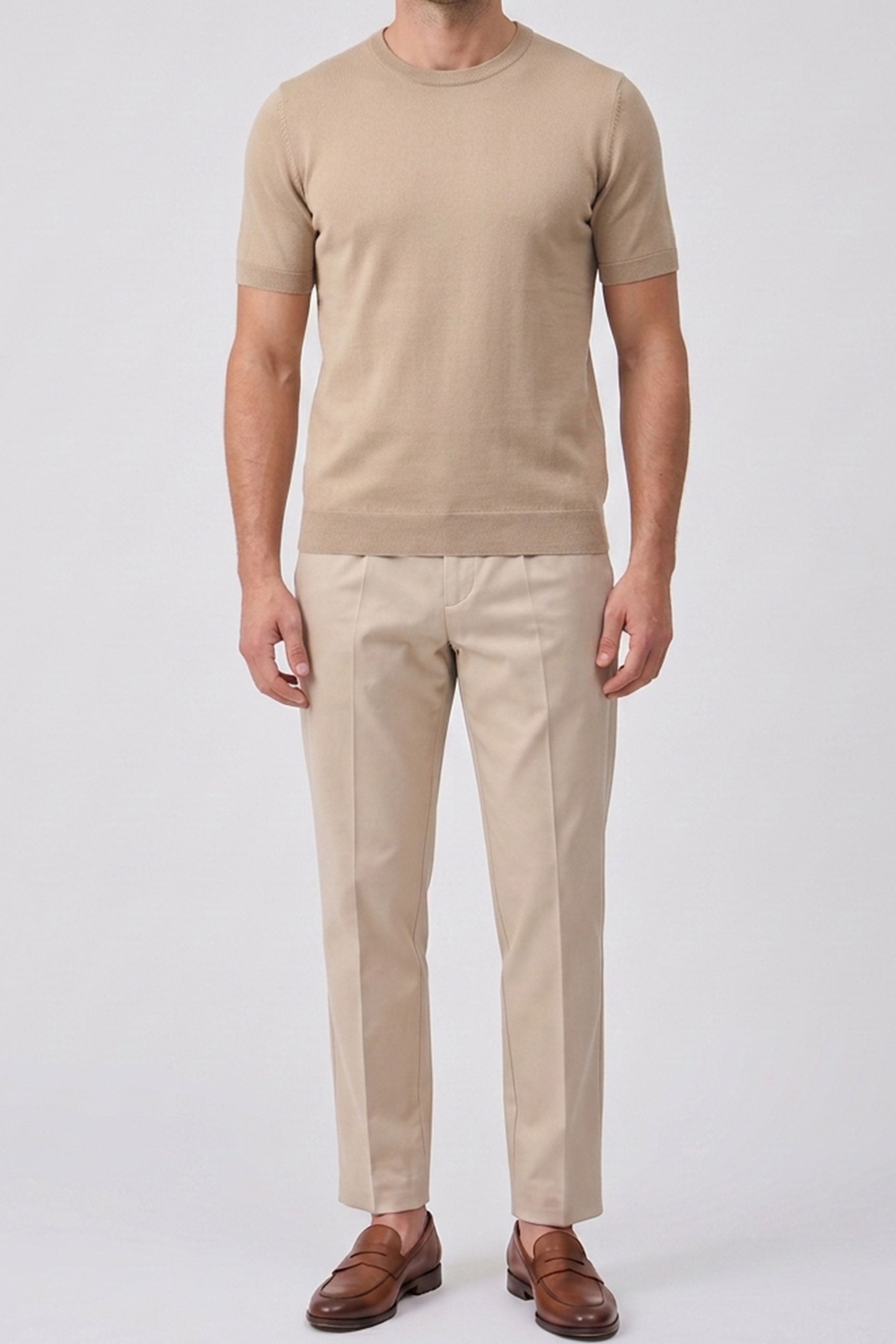 Beige strikket T-shirt til mænd med normal pasform og rund hals, korte ærmer