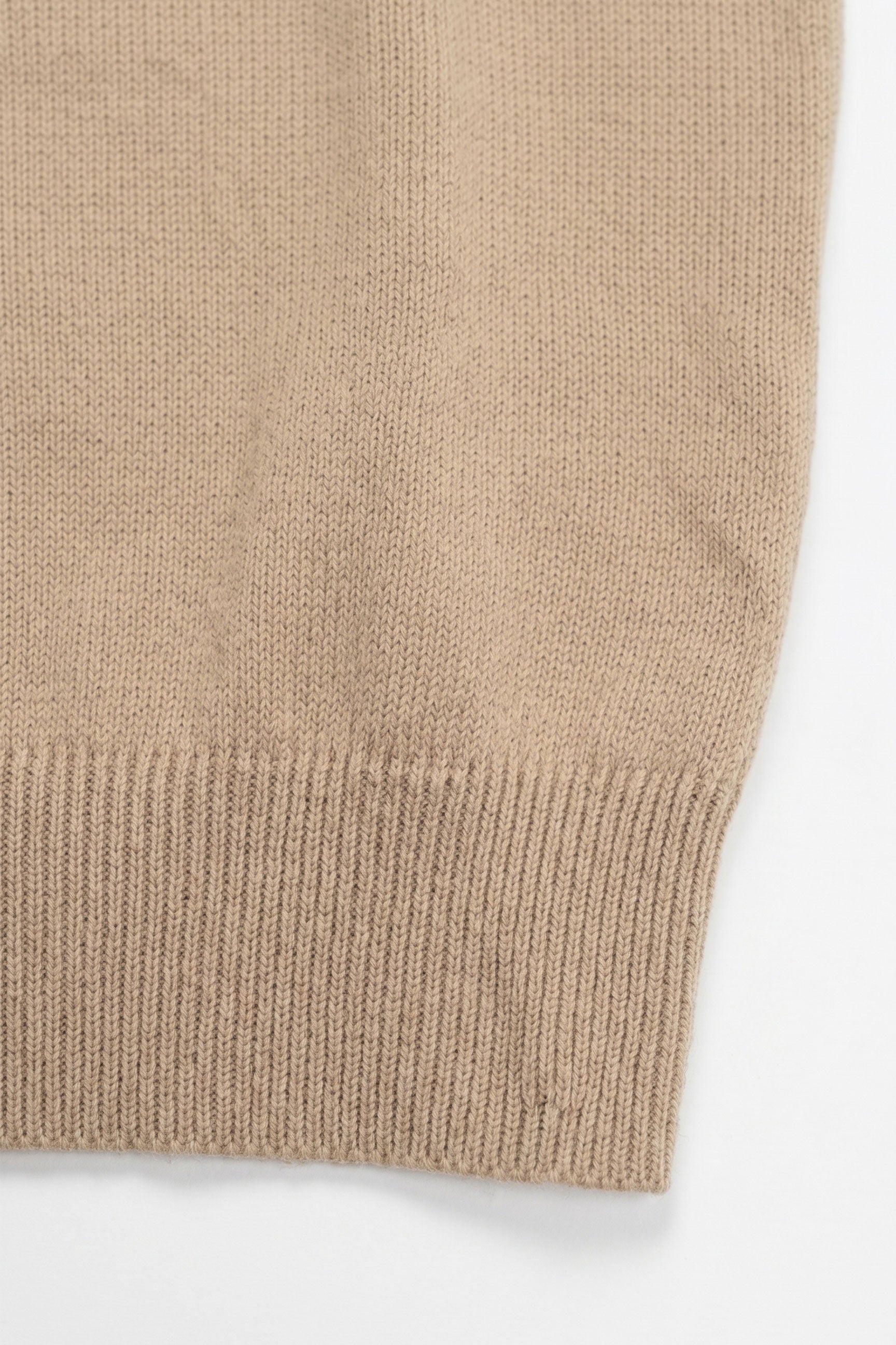 Beige strikket T-shirt til mænd med normal pasform og rund hals, korte ærmer