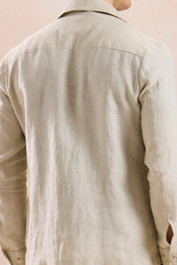 Herresæt med beige hørjakke med lynlås og brune bukser, smart casual sommeroutfit