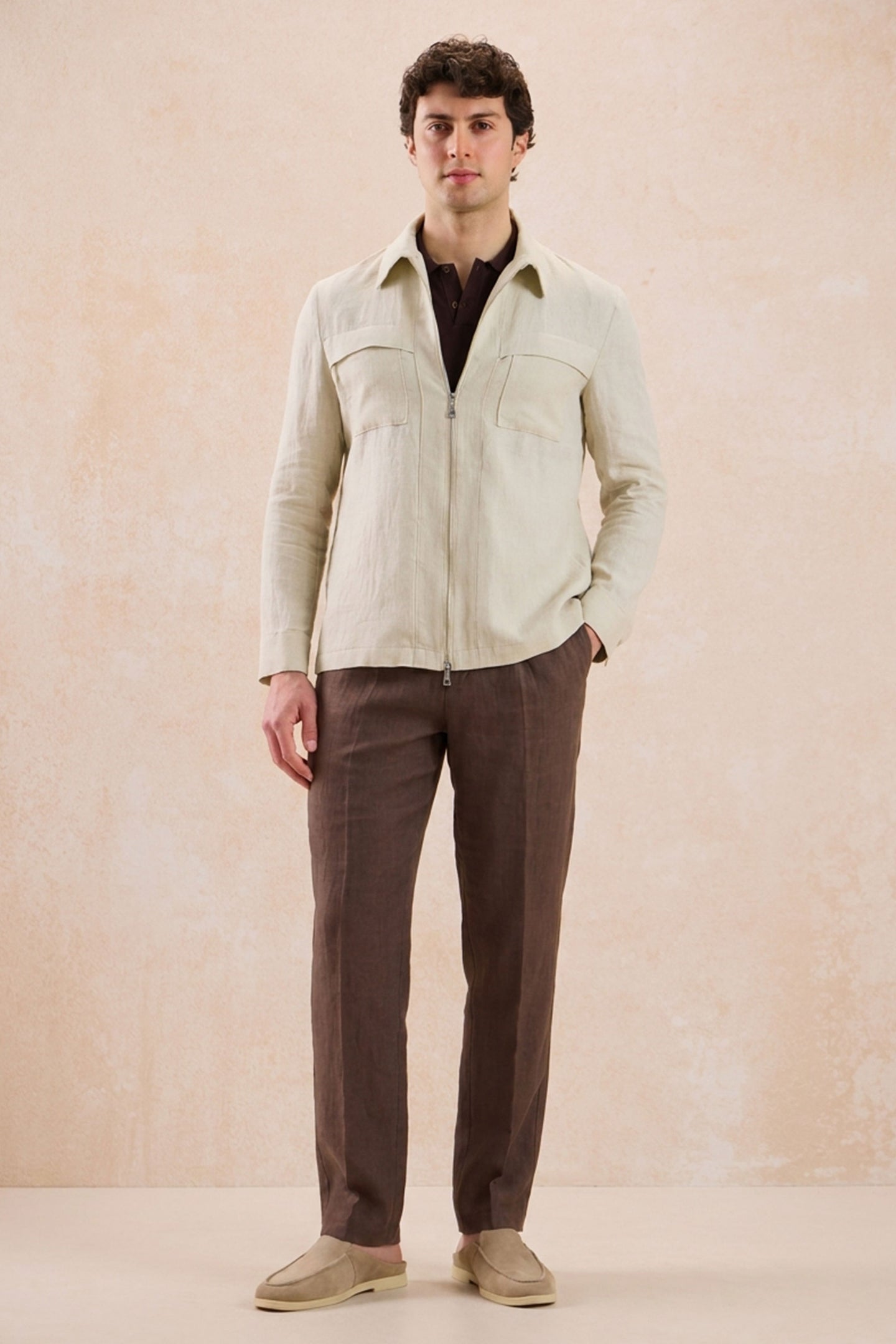 Herresæt med beige hørjakke med lynlås og brune bukser, smart casual sommeroutfit