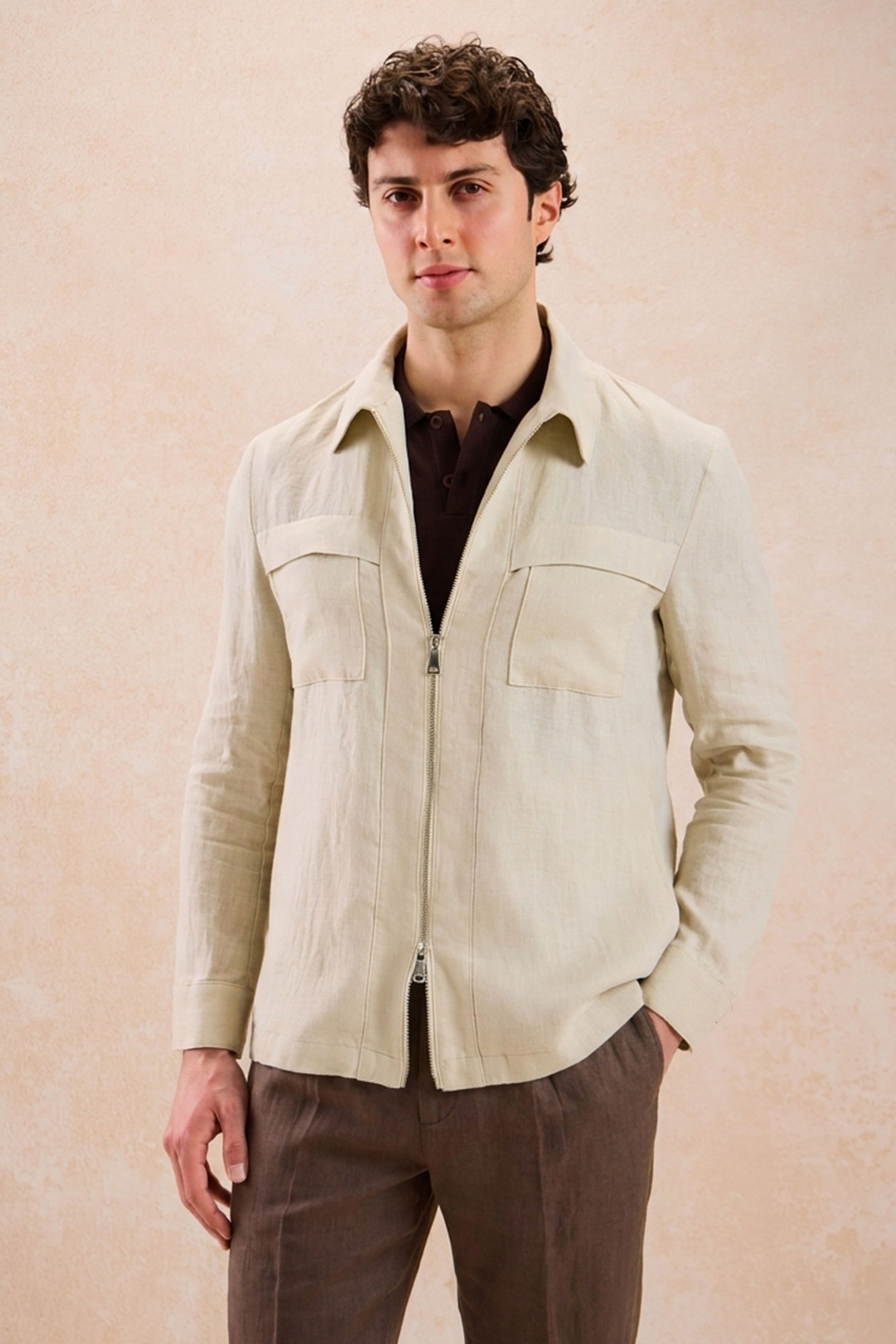 Herresæt med beige hørjakke med lynlås og brune bukser, smart casual sommeroutfit