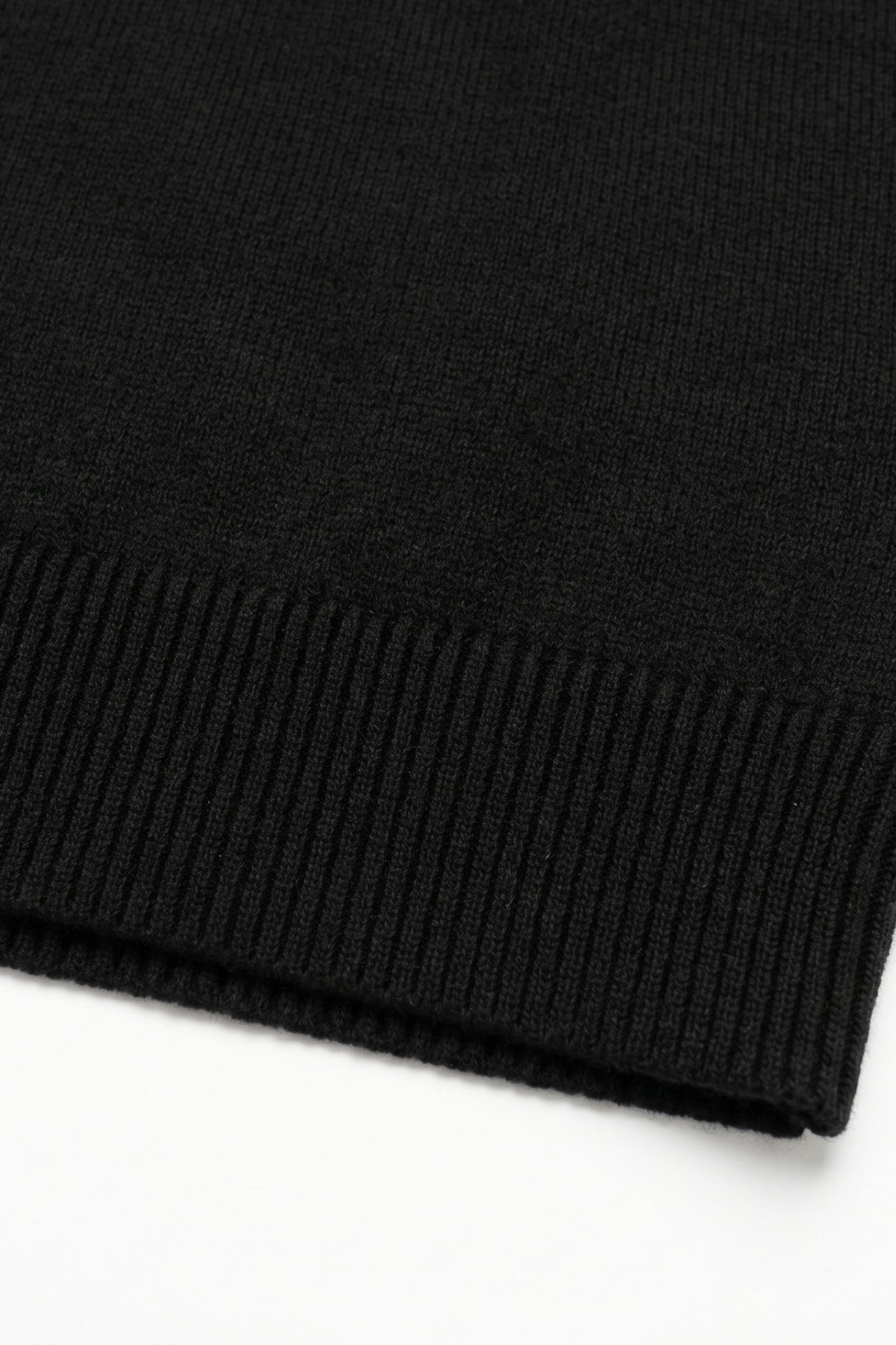 Sort herrestrikket sweater med rund hals og akryl-pullover
