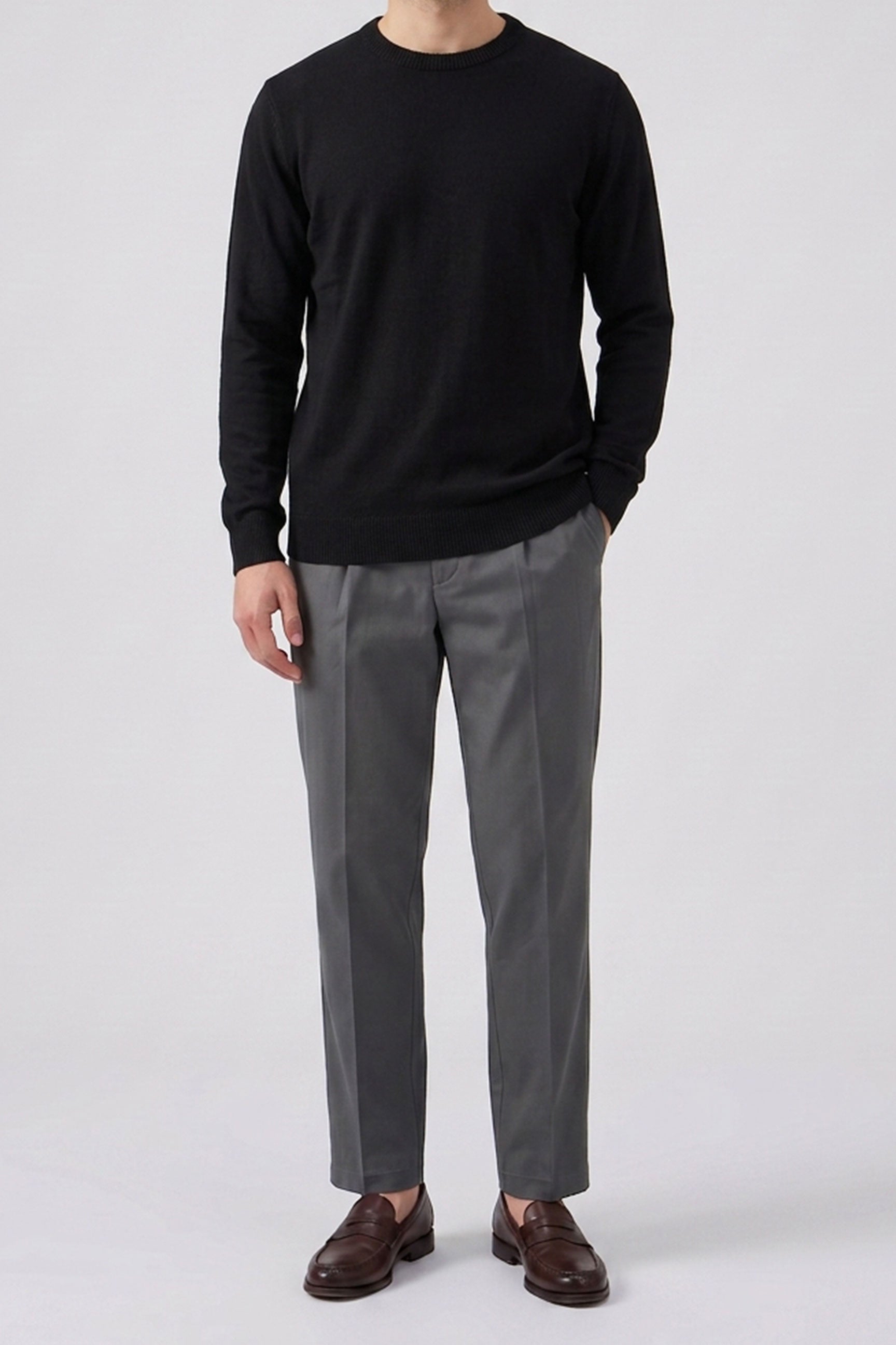 Sort herrestrikket sweater med rund hals og akryl-pullover