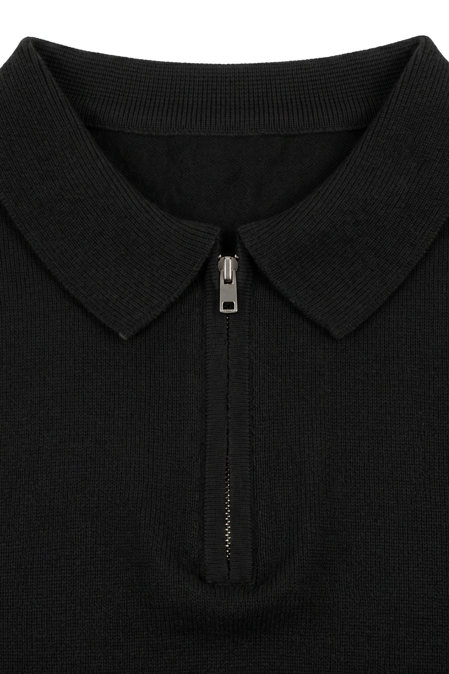 Sort herre strikket poloshirt med lynlåsudskæring og korte ærmer i blød blanding