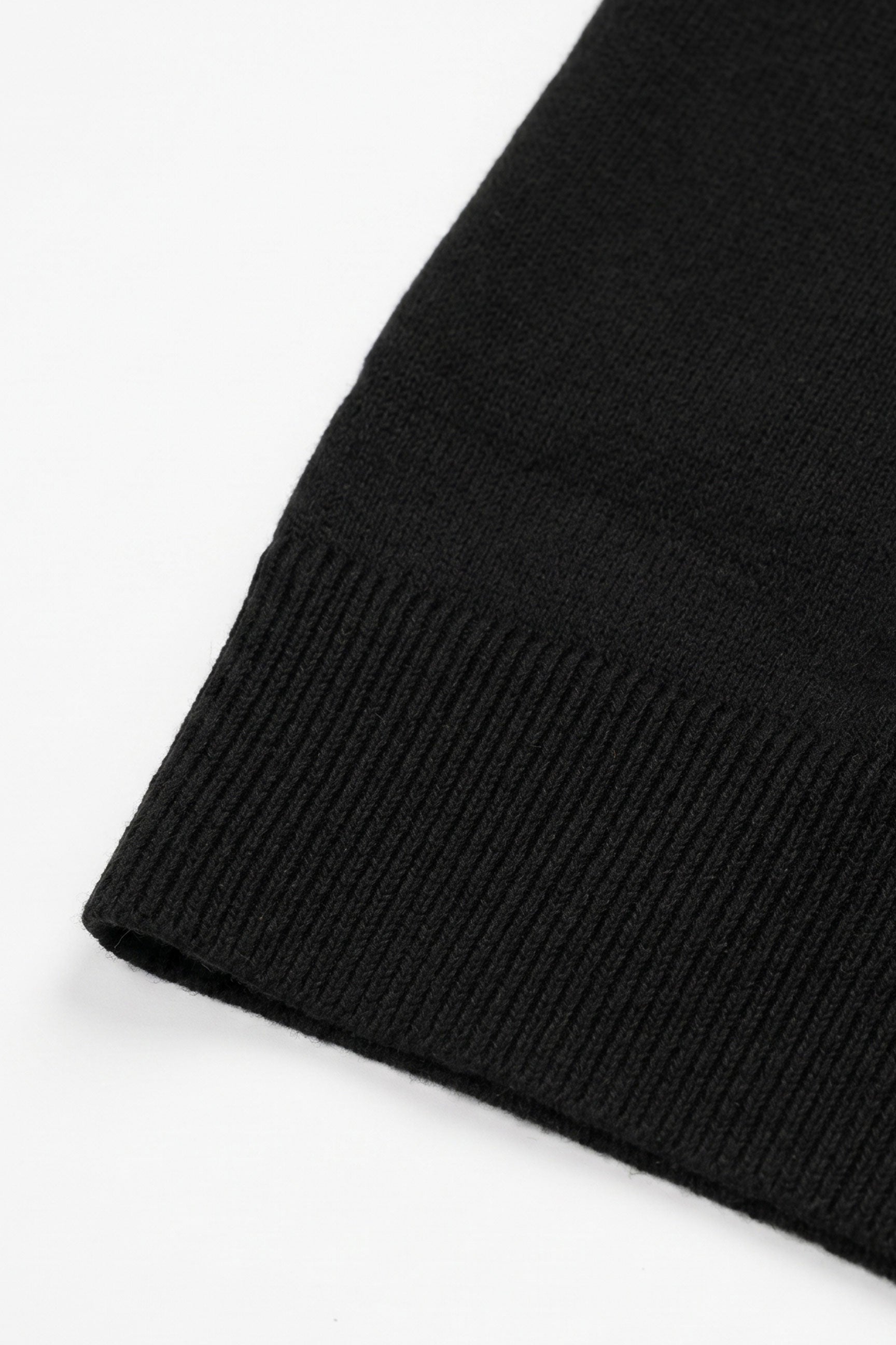 Sort herre strikket poloshirt med lynlåsudskæring og korte ærmer i blød blanding