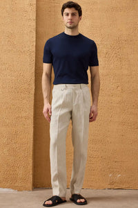 Herresæt med sort hørjakke med lynlås og beige bukser, smart casual sommeroutfit