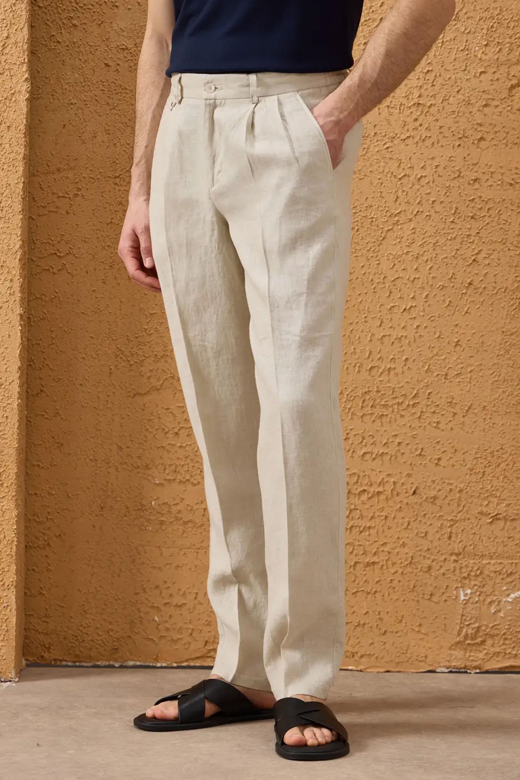 Herresæt med sort hørjakke med lynlås og beige bukser, smart casual sommeroutfit