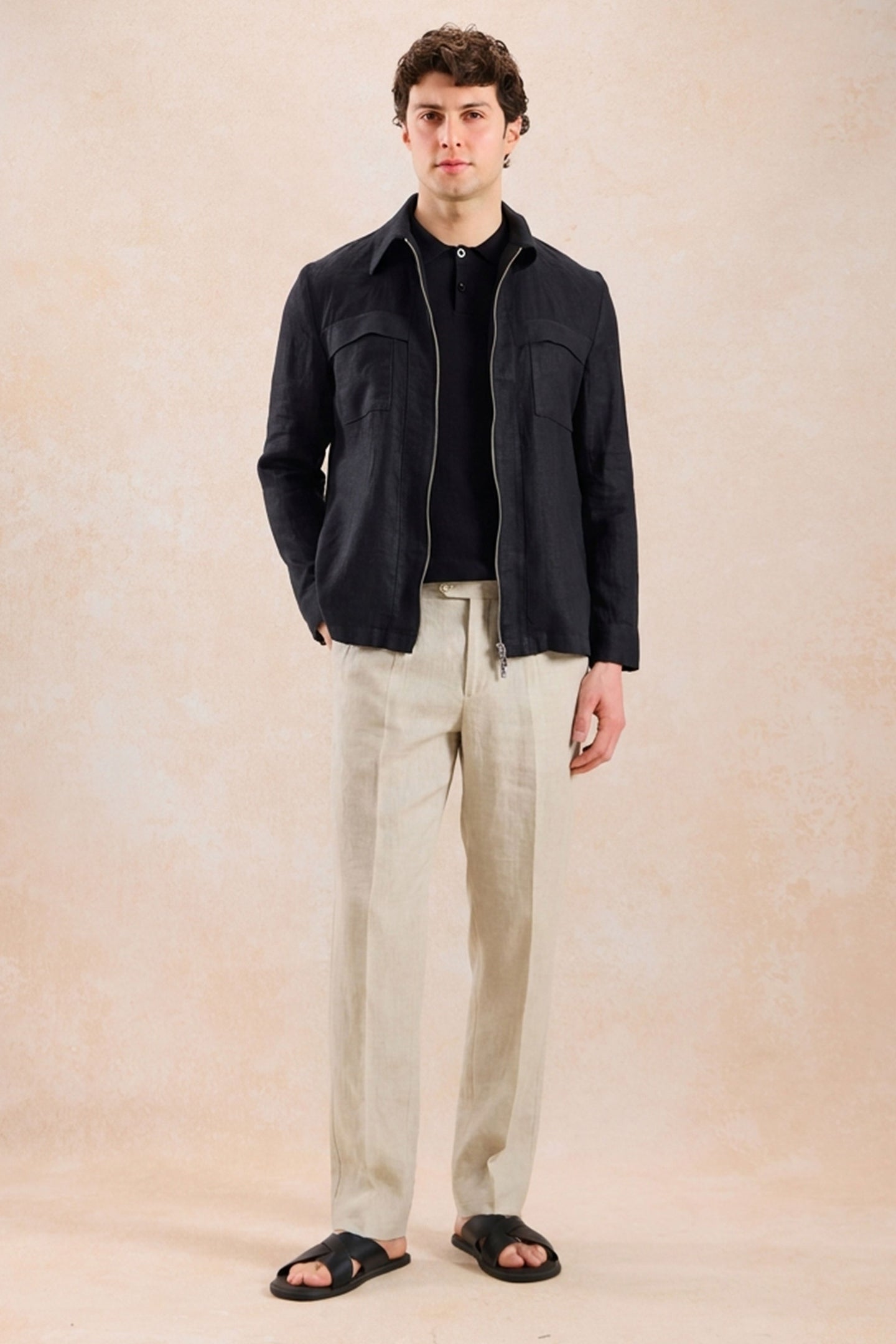 Herresæt med sort hørjakke med lynlås og beige bukser, smart casual sommeroutfit