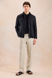 Herresæt med sort hørjakke med lynlås og beige bukser, smart casual sommeroutfit