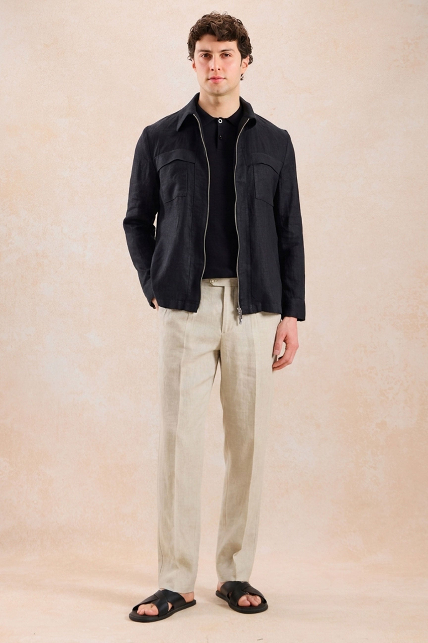 Herresæt med sort hørjakke med lynlås og beige bukser, smart casual sommeroutfit