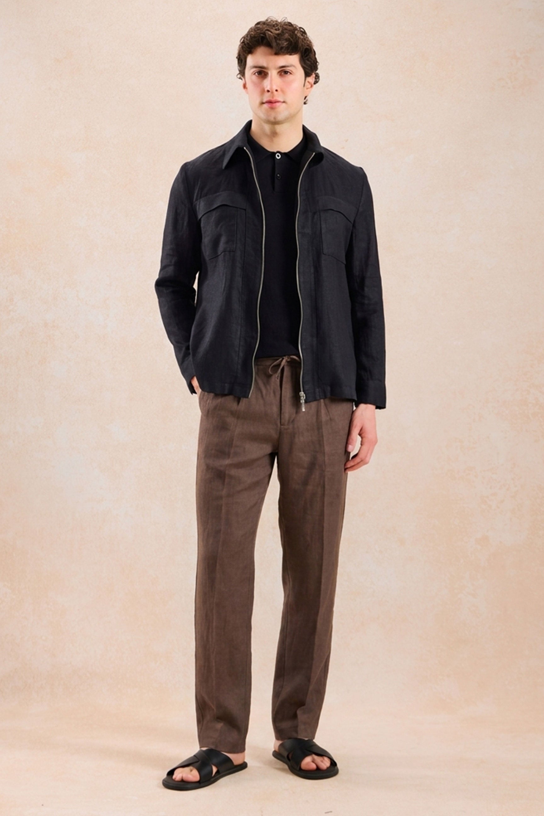 Herresæt med sort hørjakke med lynlås og brune bukser, smart casual sommeroutfit