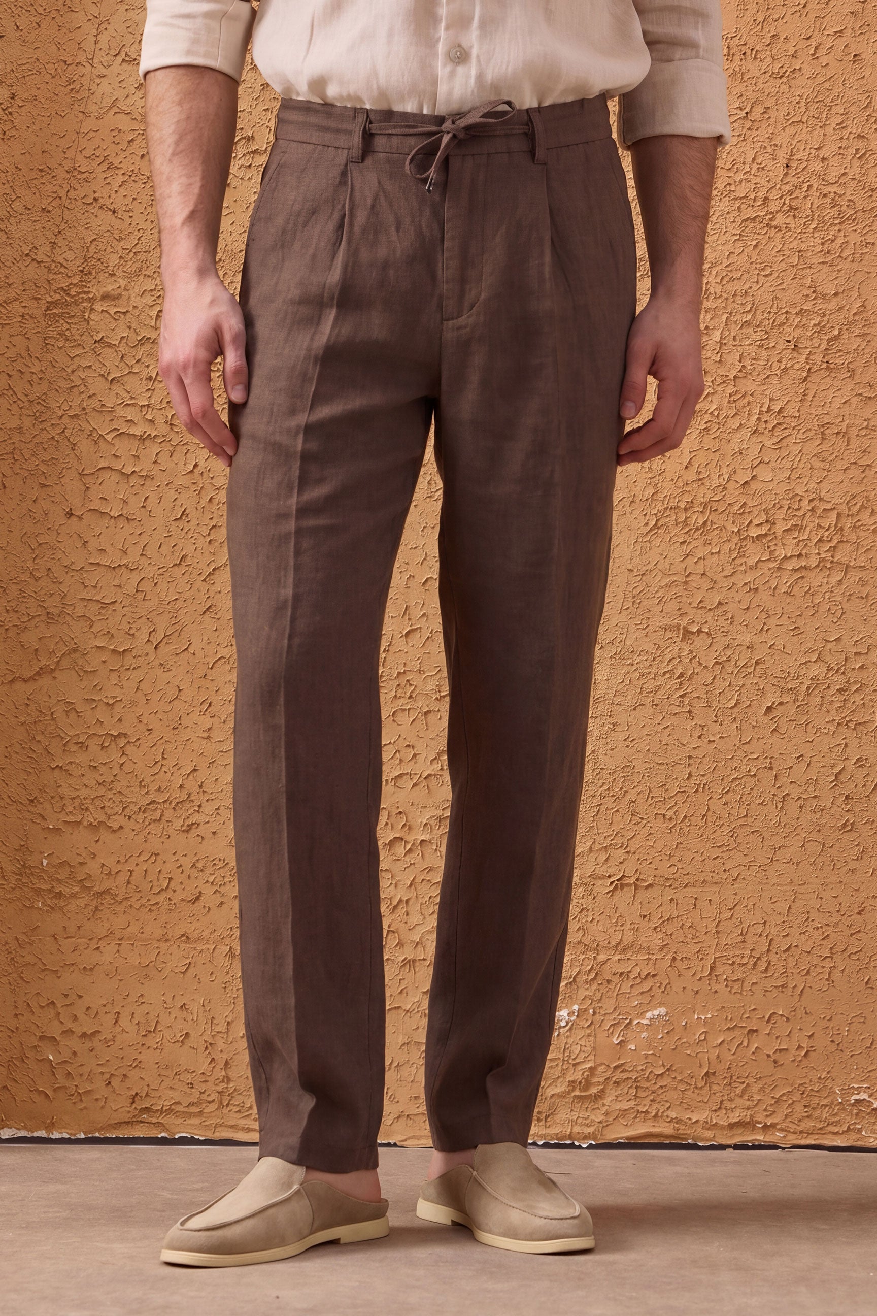 Herresæt med sort hørjakke med lynlås og brune bukser, smart casual sommeroutfit