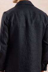 Herresæt med sort hørjakke med lynlås og brune bukser, smart casual sommeroutfit