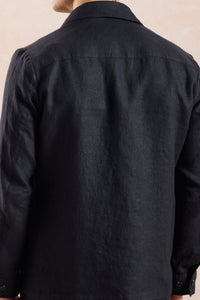 Herresæt med sort hørjakke med lynlås og brune bukser, smart casual sommeroutfit