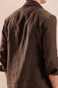 Herresæt med brunt hørjakke med lynlås og beige bukser, smart casual sommeroutfit